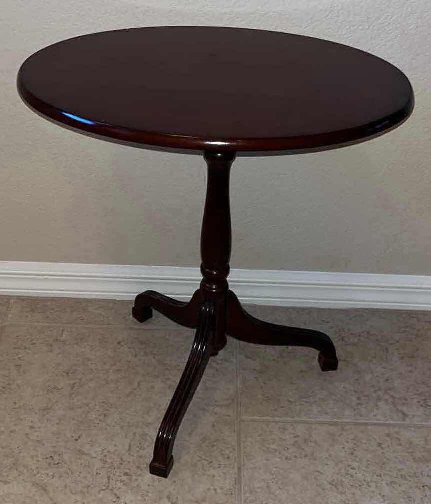 Photo 3 of VINTAGE THE BOMBAY COMPANY MAHOGANY OVAL TILT-UP ACCENT/SIDE TABLE 14.5” X 19” H20.5”