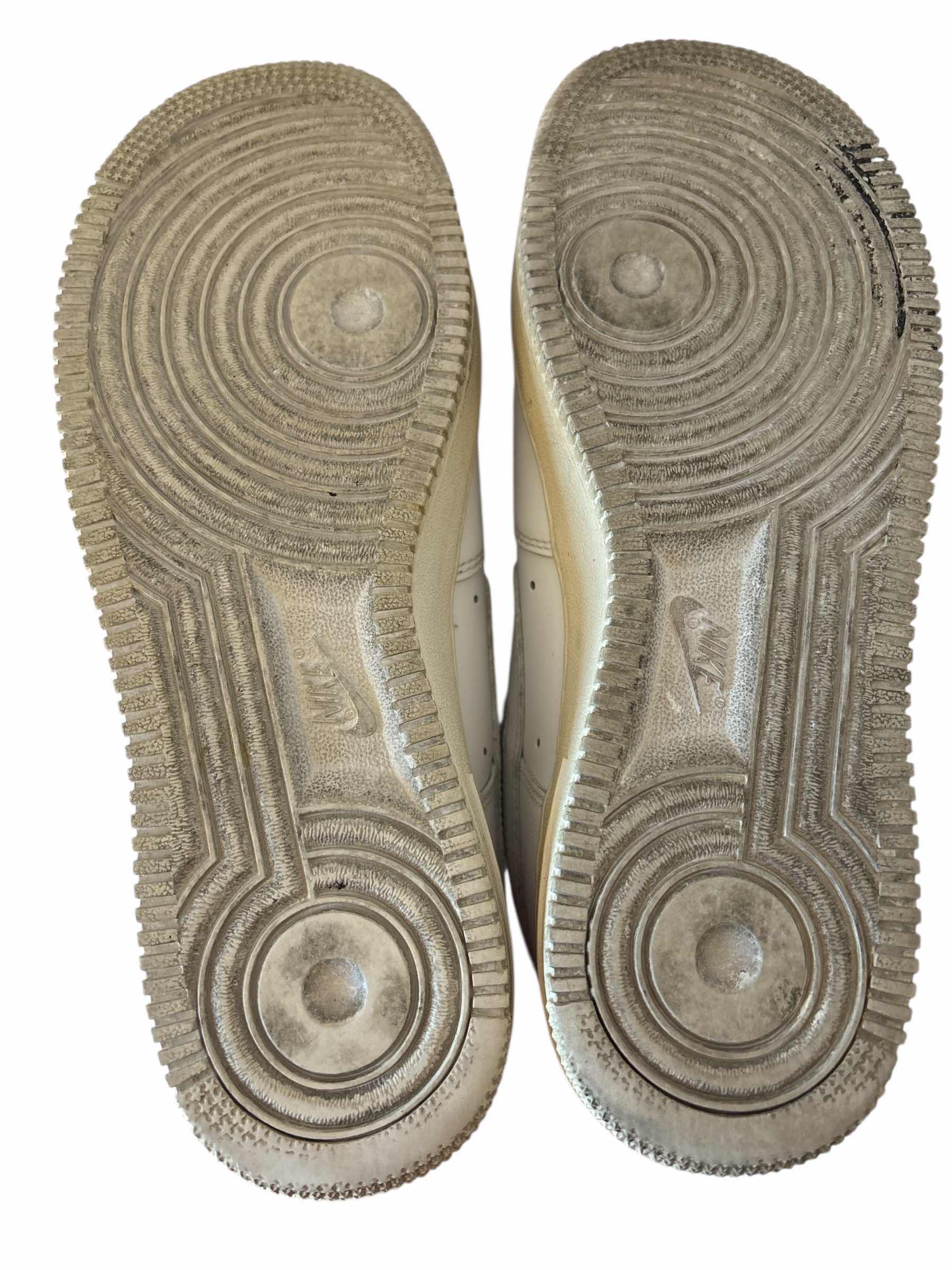 Photo 1 of NIKE AIR FORCE 1 LOW TOP SNEAKERS SIZE 8.5 MENS