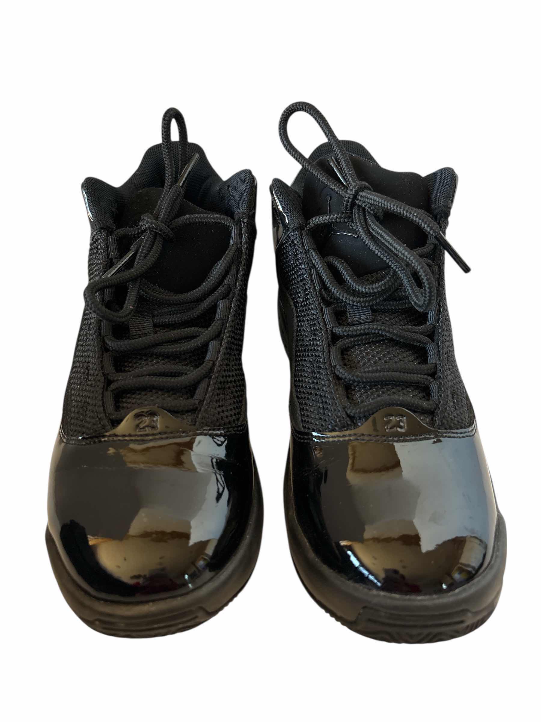 Photo 1 of JORDAN MAX AURA 2 (GS) SIZE 5.5 YOUTH