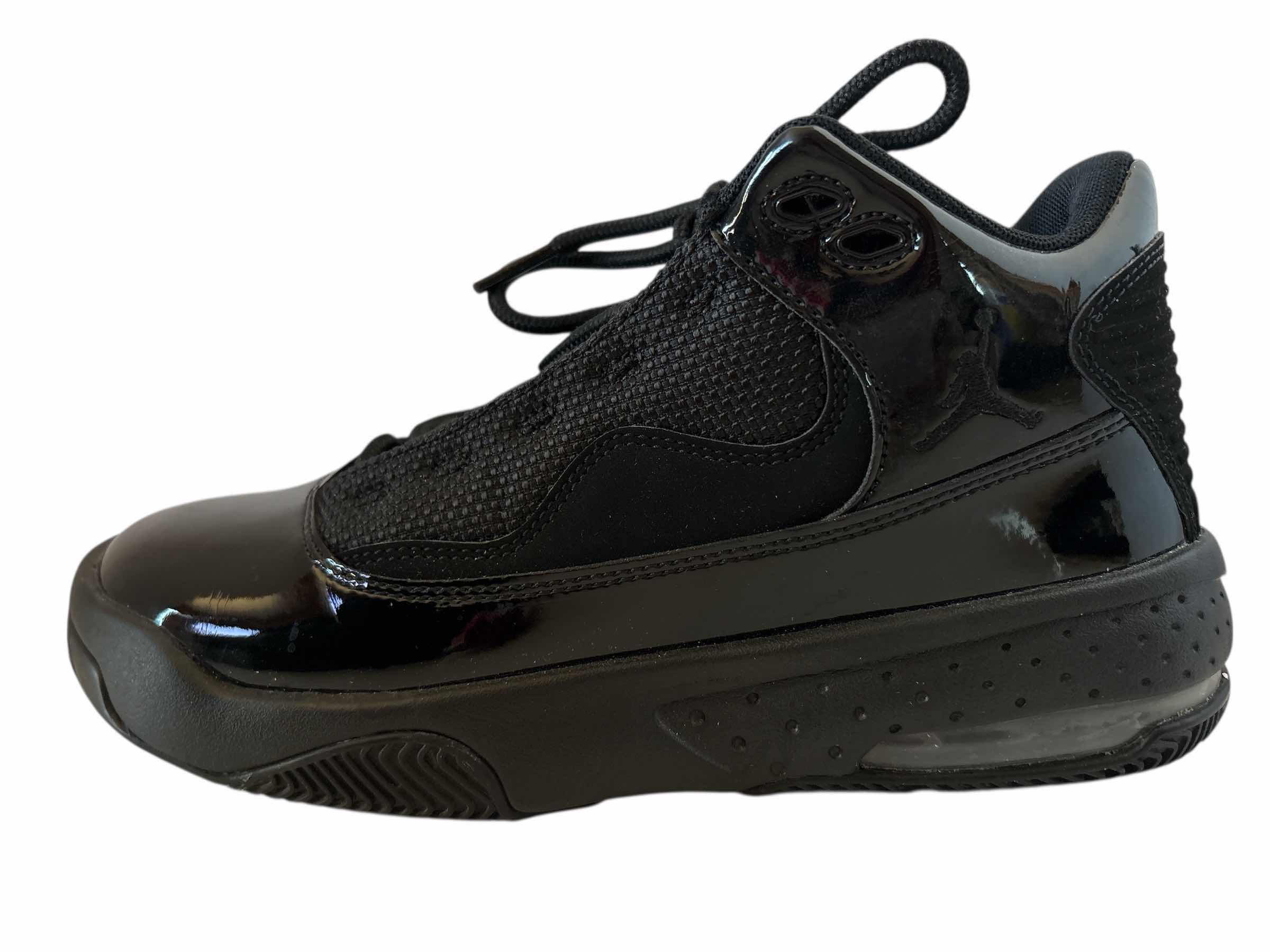 Photo 1 of JORDAN MAX AURA 2 (GS) SIZE 5.5 YOUTH