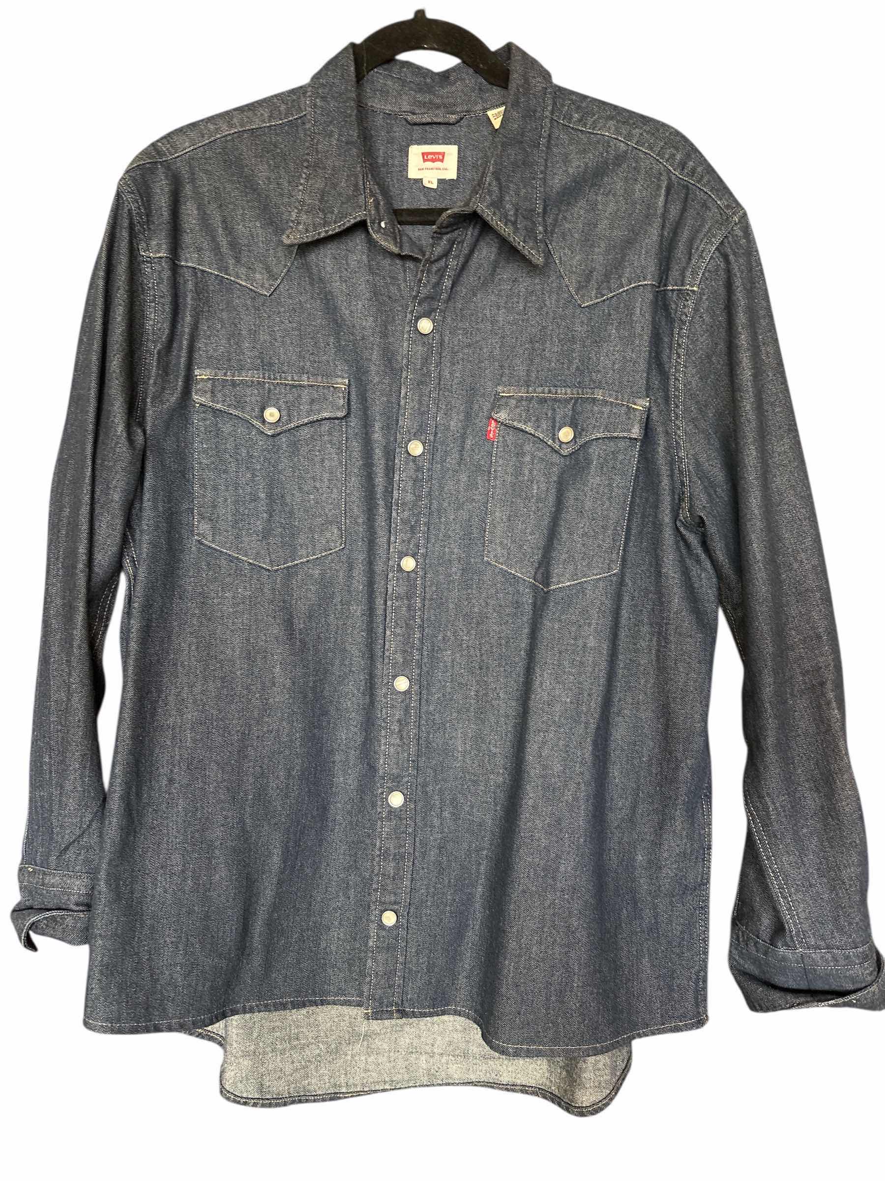 Photo 1 of LEVIS LONG SLEEVE BUTTON UP MENS SIZE XL
