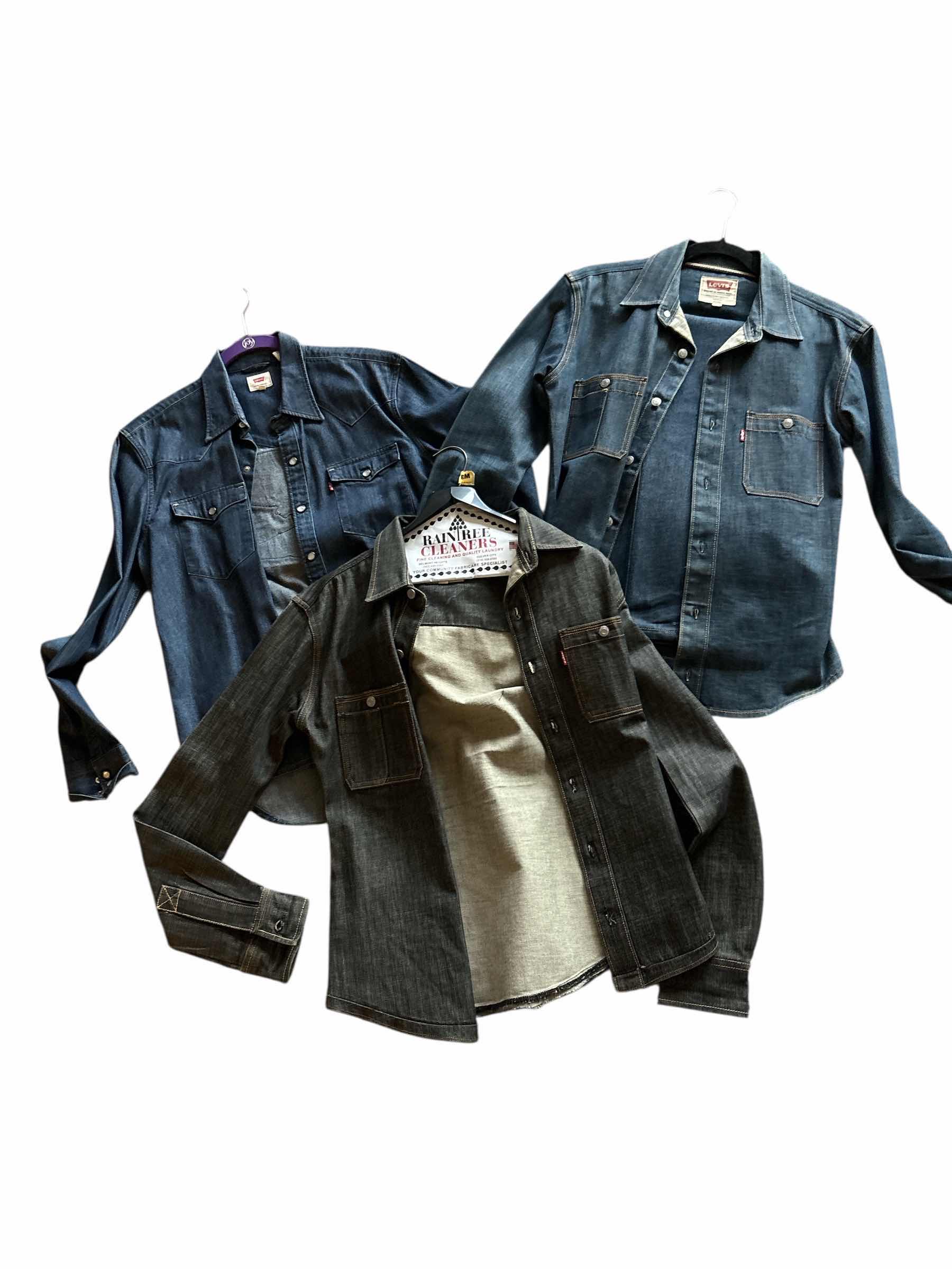 Photo 1 of (3)PCS LEVIS BUTTON UP LONG SLEEVE SIZE SMALL MENS