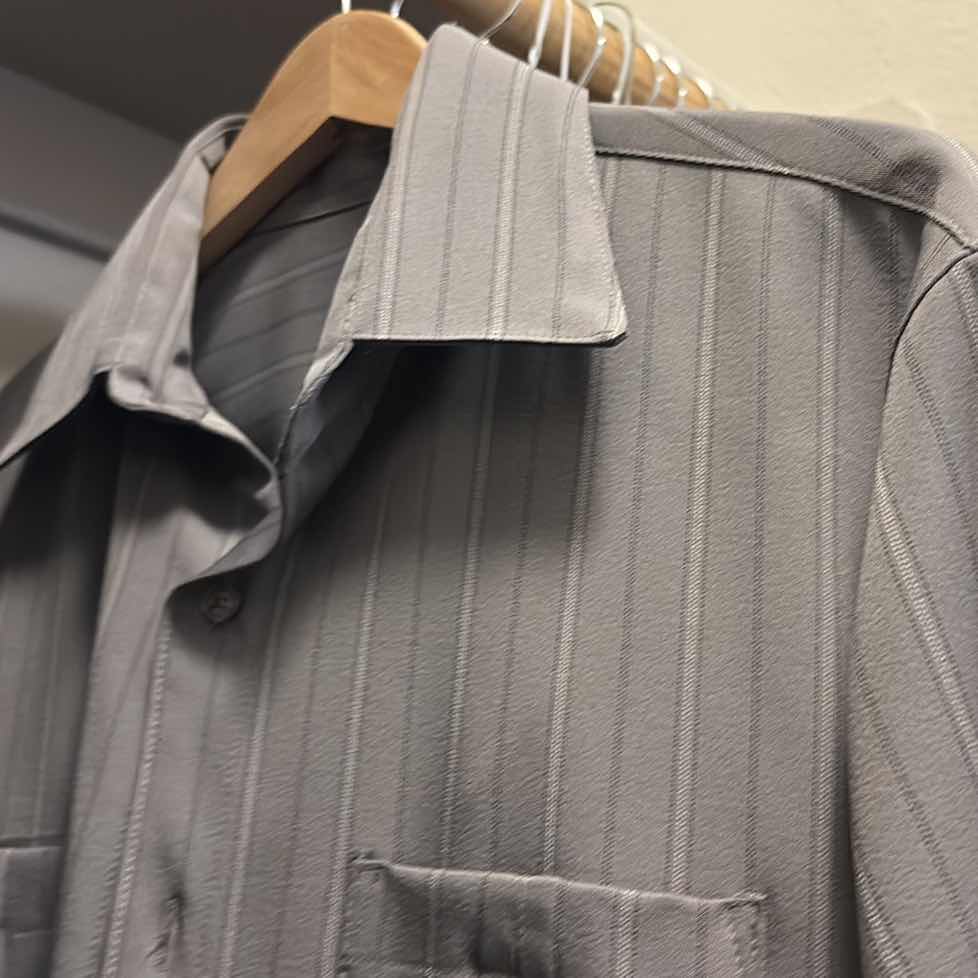 Photo 1 of PRIMARY CLOSET TOPS MENS SIZE M