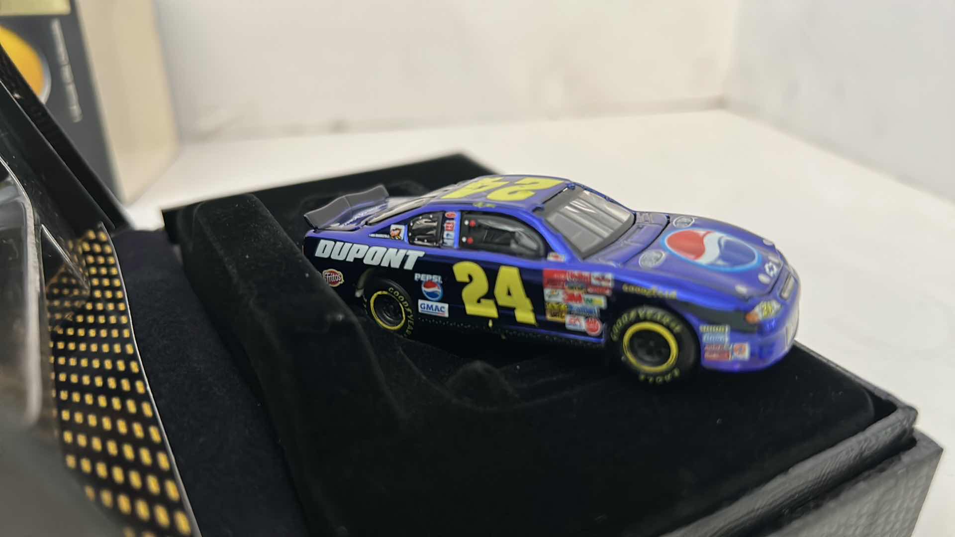 Photo 3 of RCCA ELITE JEFF GORDON 2002 MONTE CARLO ELITE COLLECTIBLE DIECAST CAR