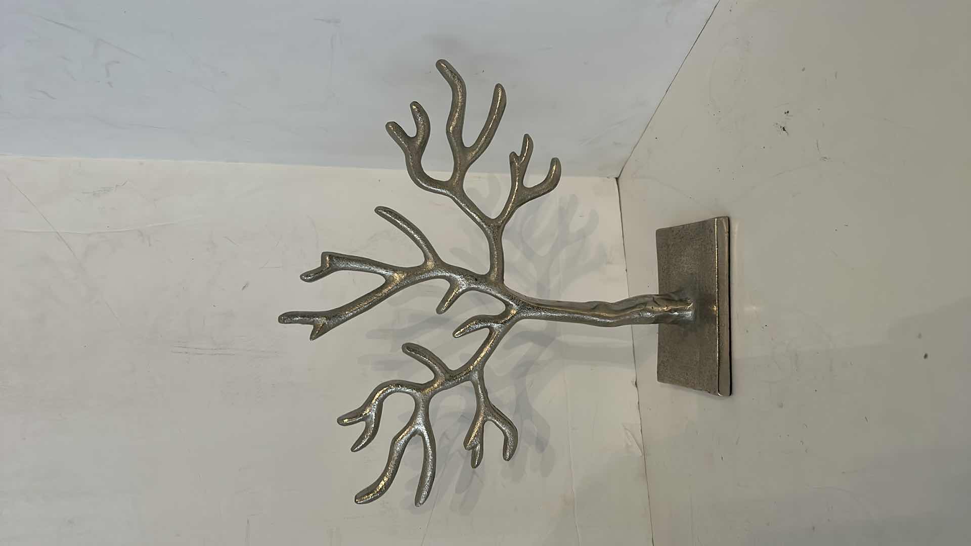 Photo 2 of 2 - METAL HOME DECOR TALLEST H20”