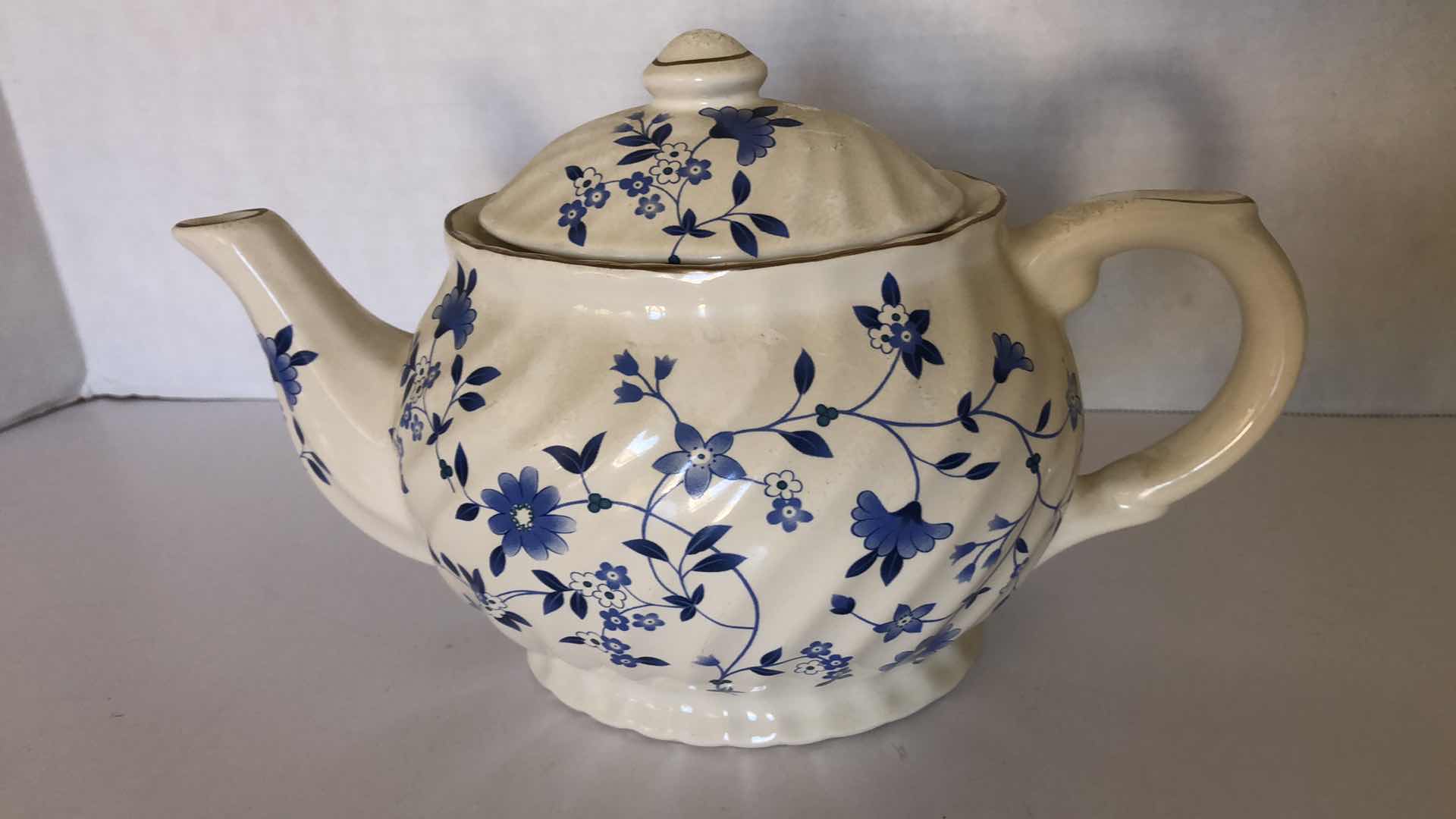 Photo 1 of ROYAL CALDONE MADE IN ENGLAND TEA POT