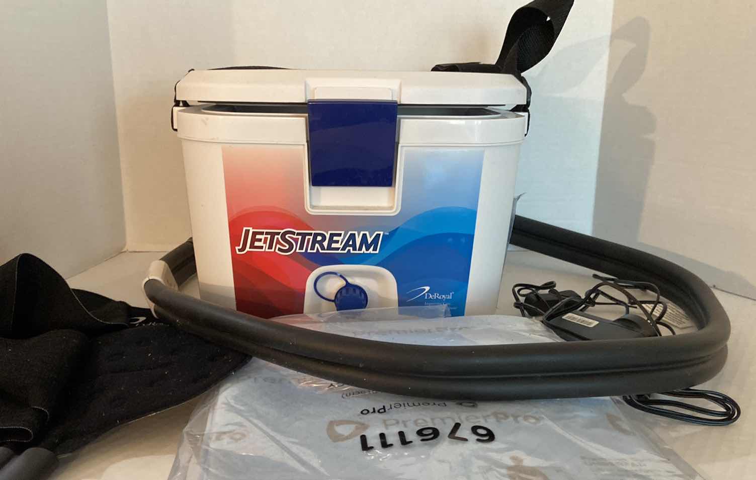 Photo 1 of DEROYAL JETSTREAM T700 HOT/COLD UNIT WITH PAD