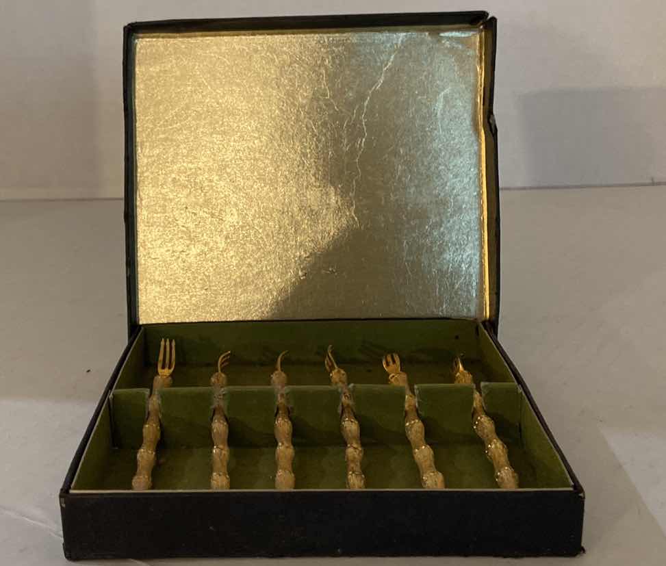 Photo 1 of SET OF GOLD TONE SHRIMP TRIDENT TIP FORKS