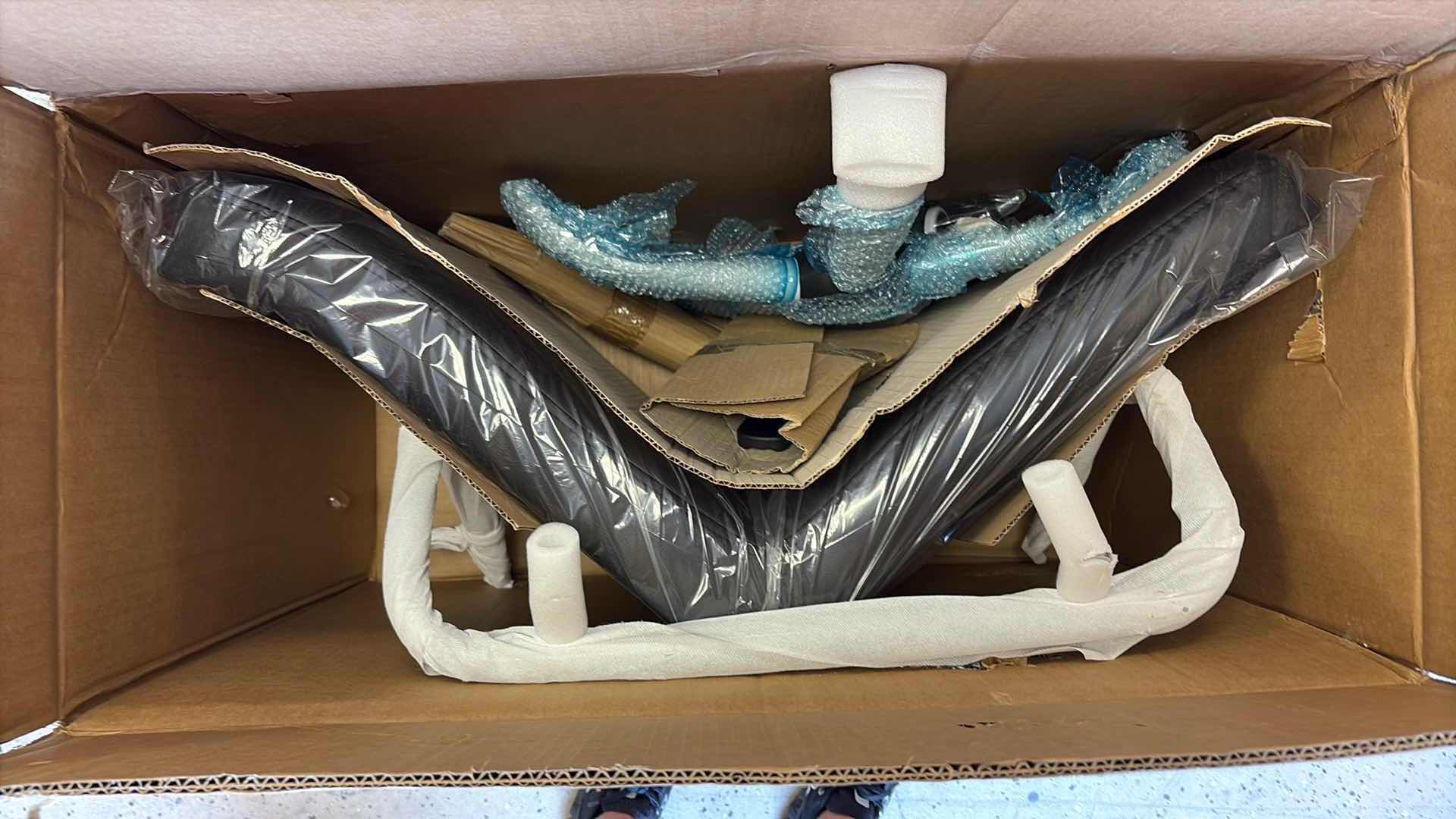 Photo 1 of $130 NEW YAHEETECH BLACK CHAIR 24”X22”XH40”