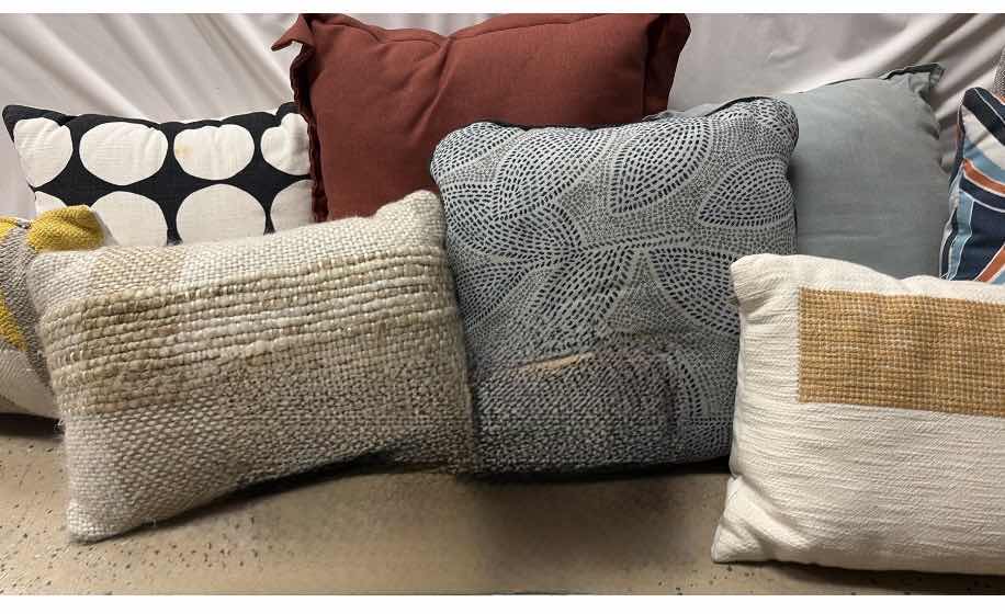 Photo 1 of (9)PCS DECORATIVE PILLOWS