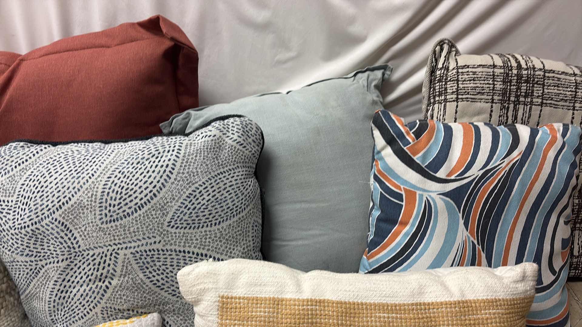 Photo 1 of (9)PCS DECORATIVE PILLOWS