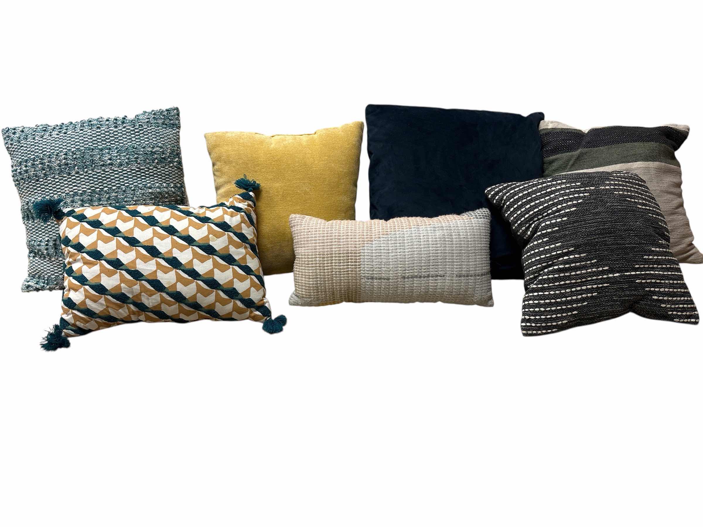 Photo 1 of (7)PCS DECORATIVE PILLOWS