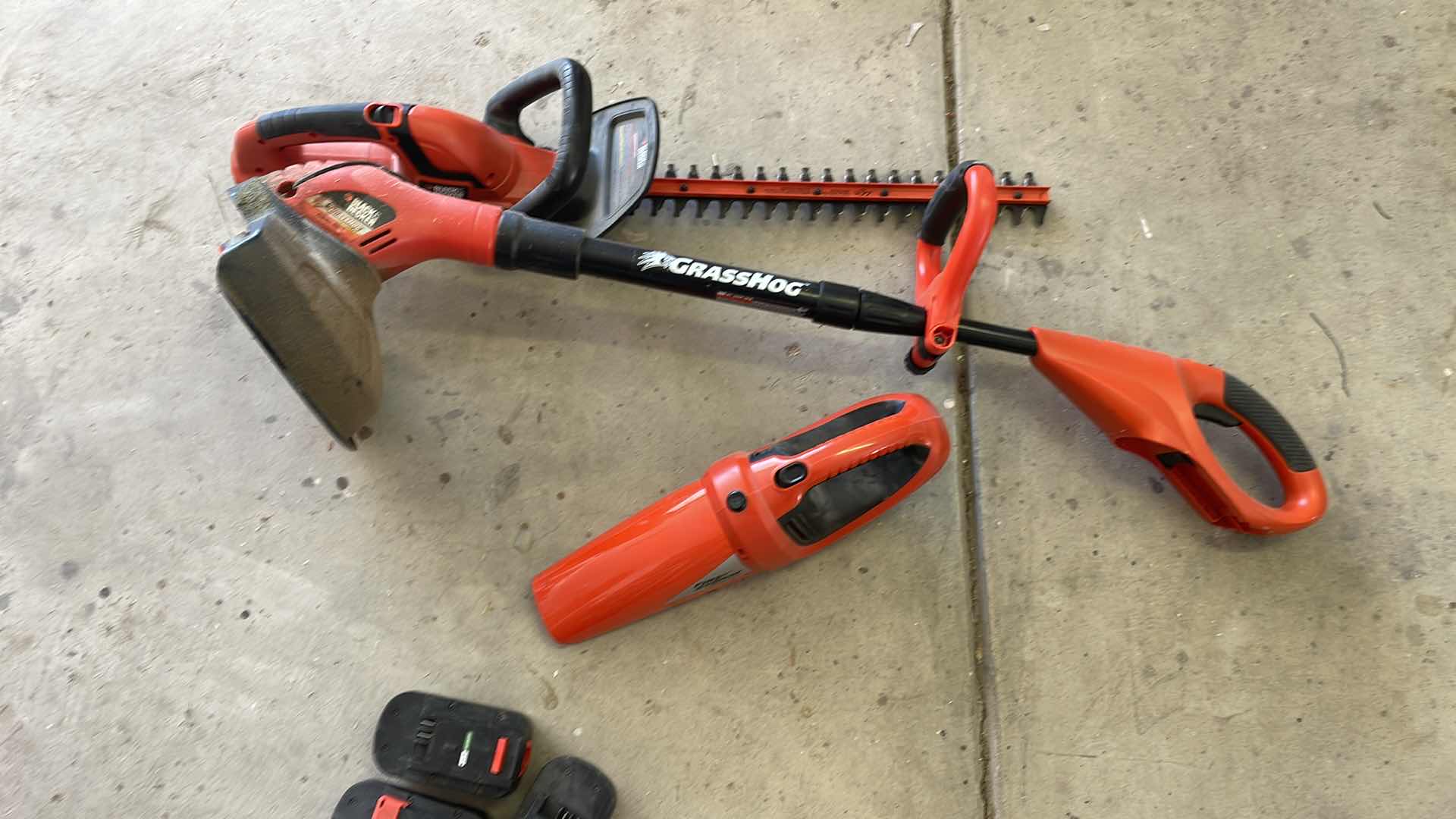 Photo 2 of BLACK AND DECKER YARD TOOLS