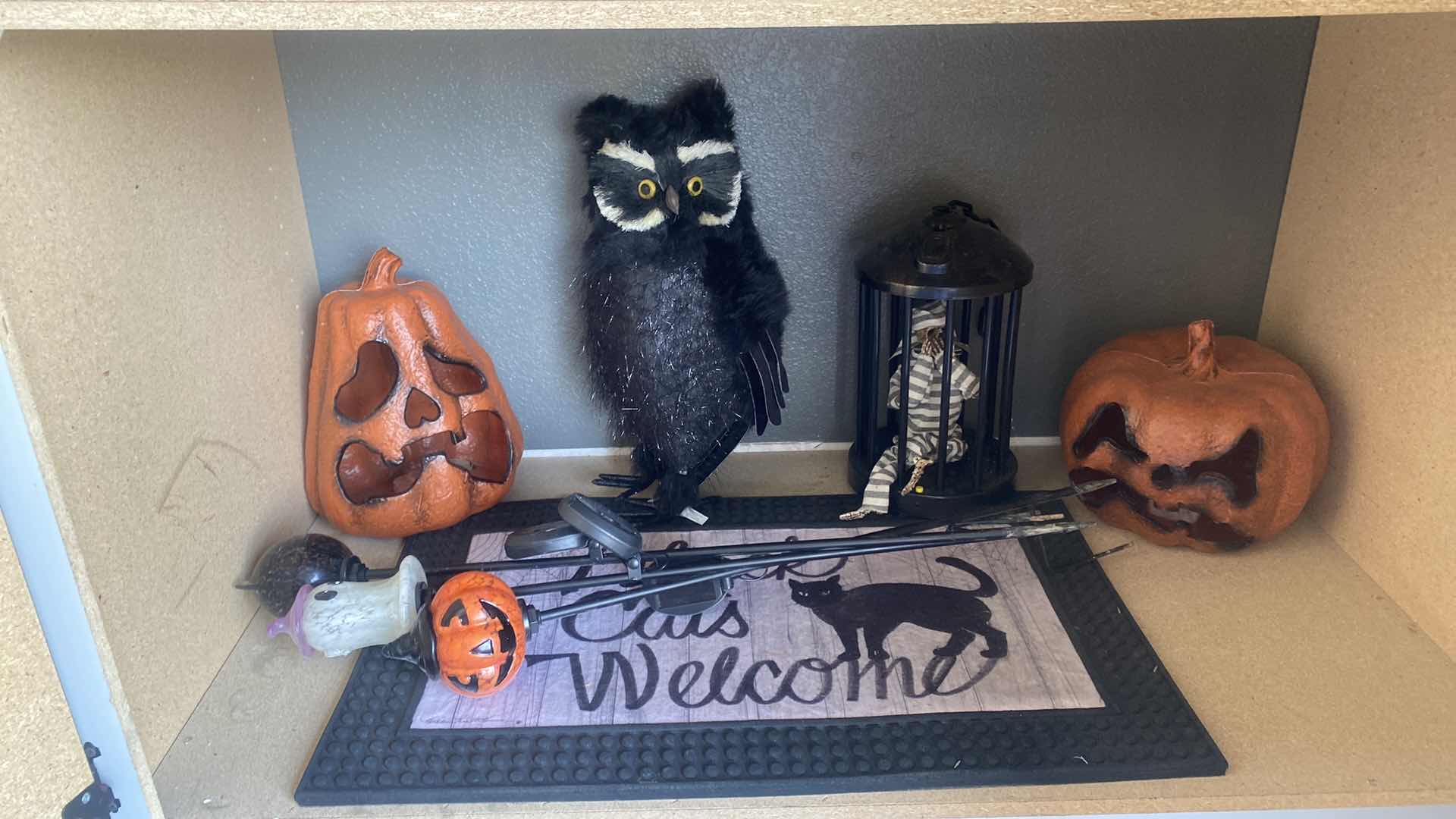 Photo 2 of HALLOWEEN DECOR