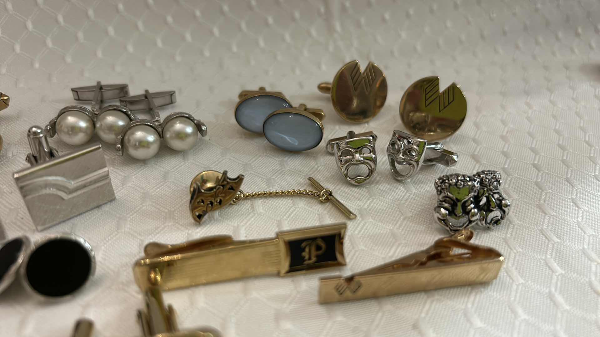 Photo 4 of MEN'S CUFFLINKS AND TIE CLIPS.