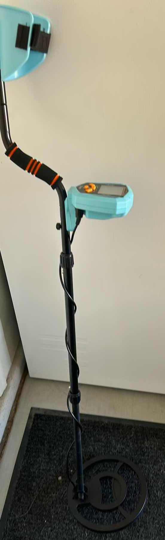 Photo 1 of GO GONOVA METAL DETECTOR, MANUEL AND ACCESSORIES