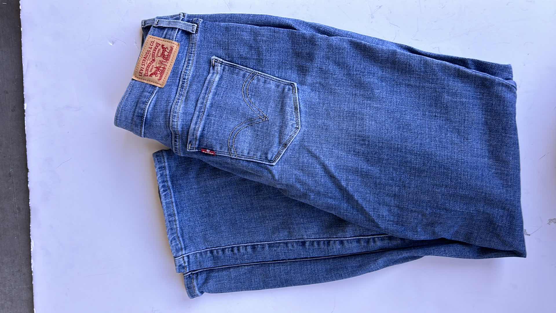 Photo 4 of WOMEN’S WEAR 4 LEVI STRAUSS SIZE 27-28 PETITE JEANS.