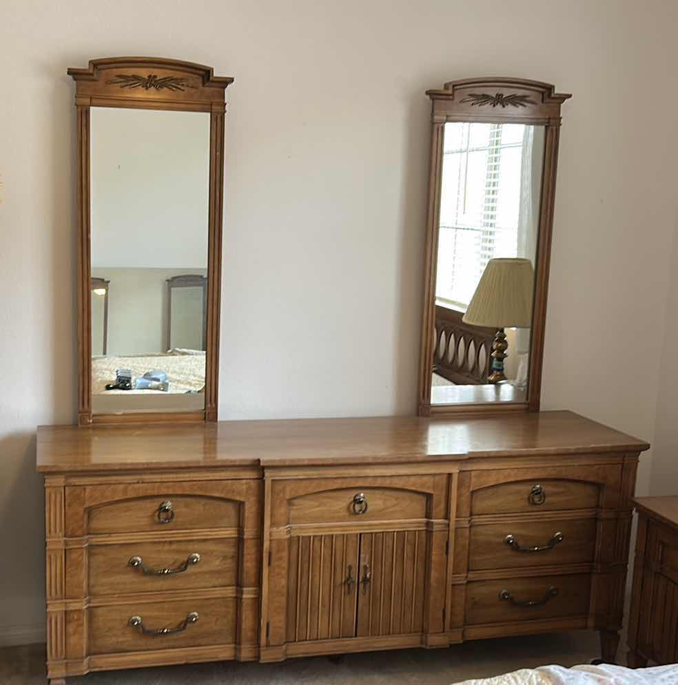 Photo 2 of THOMASVILLE DRESSER 77 1/2“ x 20 1/2“ x H 32“ WITH TWO MIRRORS