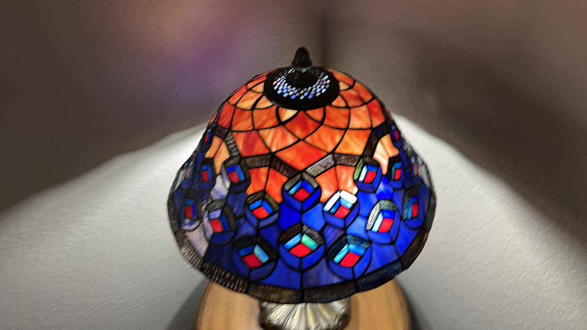 Photo 1 of RESIN TIFFANY STYLE TABLE LAMP H25”