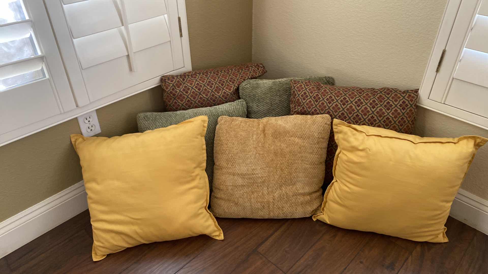 Photo 2 of 7-PILLOWS AND THROW