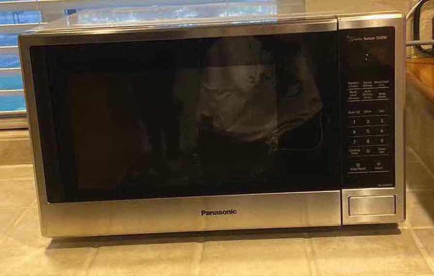 Photo 1 of PANASONIC 1100W MICROWAVE