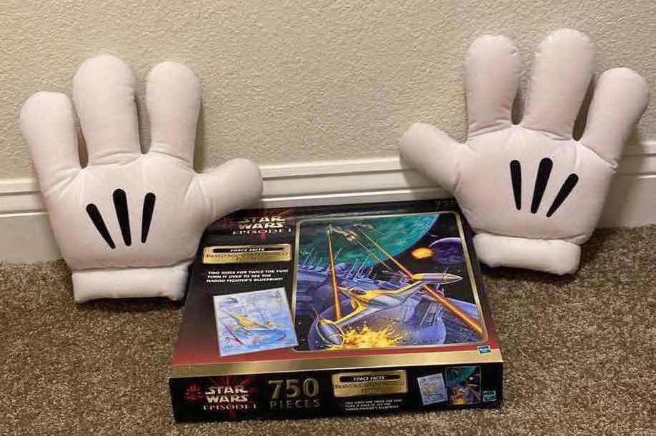 Photo 1 of MICKEY GLOVES & STAR WARS 750 PIECES PUZZLE