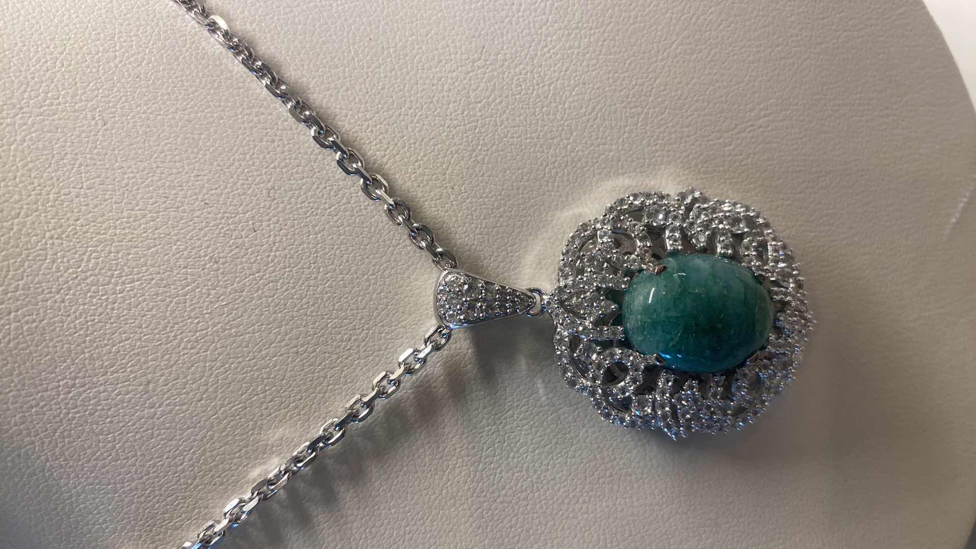 Photo 2 of 925 STERLING SILVER NECKLACE WITH GREEN BERYL OVAL CABOCHON 12.ctw & SAPPHIRE CORUNDUM 2.50 ctw GGA APPRAISAL K19E9