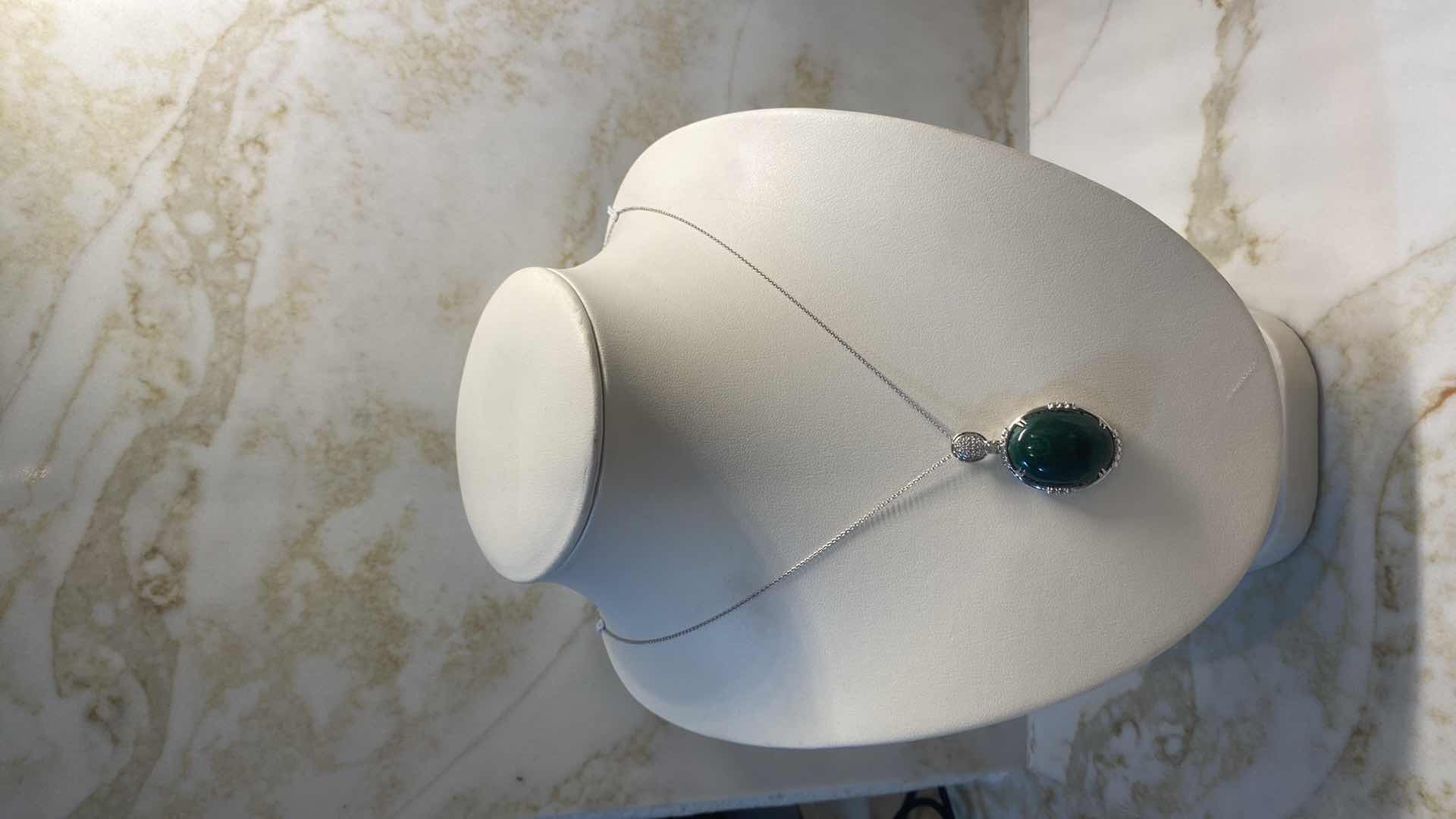 Photo 2 of 925 STERLING SILVER 13.0 gm NECKLACE W/PENDANT W/MALACHITE  OVAL 38.30 ctw & NATURAL DIAMOND EST .13 ctw GGA APPRAISAL K51E9