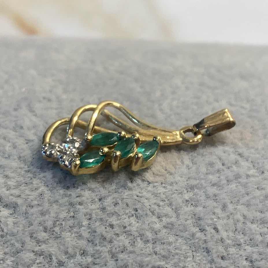 Photo 3 of 14K GOLD PENDANT W/ EMERALD & DIAMONDS 1.3 GRAMS