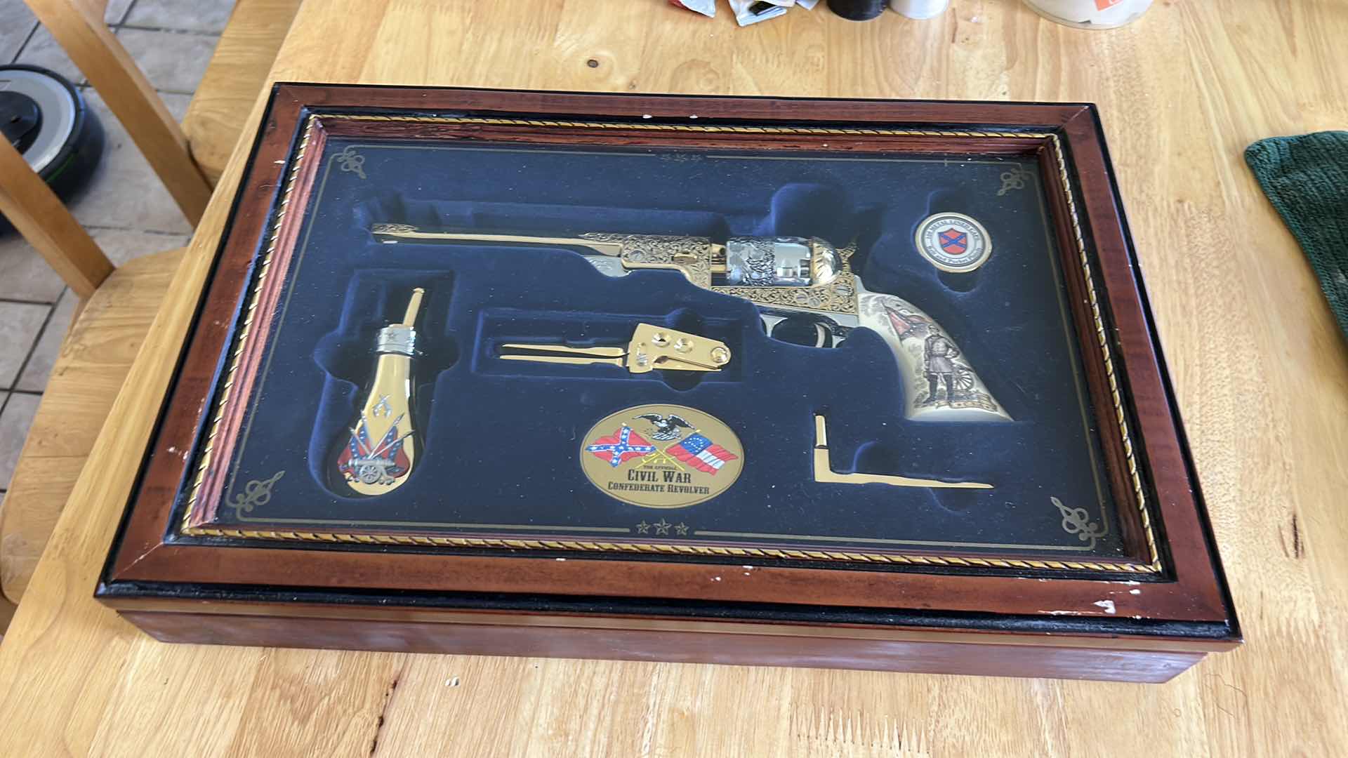 Photo 1 of FRANKLIN MINT REPLICA CIVIL WAR CONFEDERATE REVOLVER