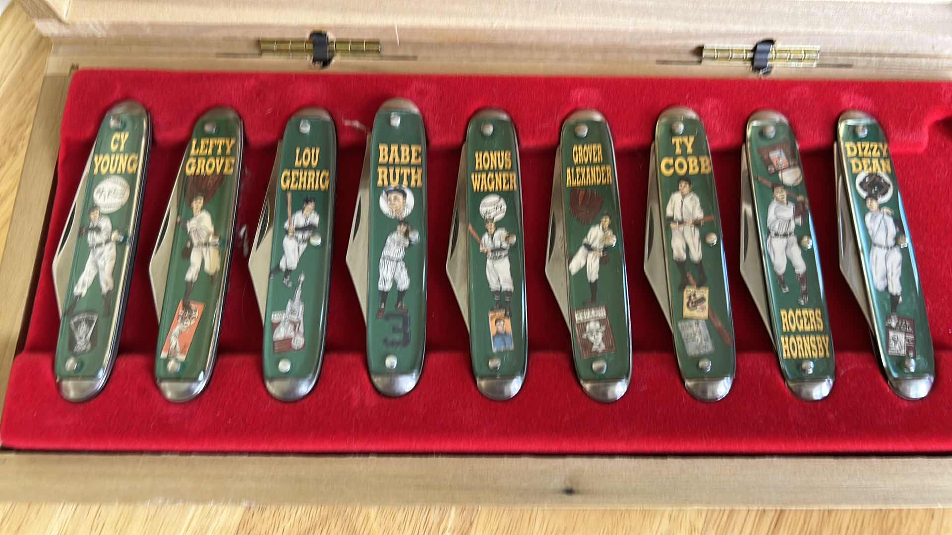 Photo 1 of COMMEMORATIVE FOLDING KNIVES FEATURING PROMINENT BASEBALL LEGENDS. INCLUDES  DISPLAY CASE