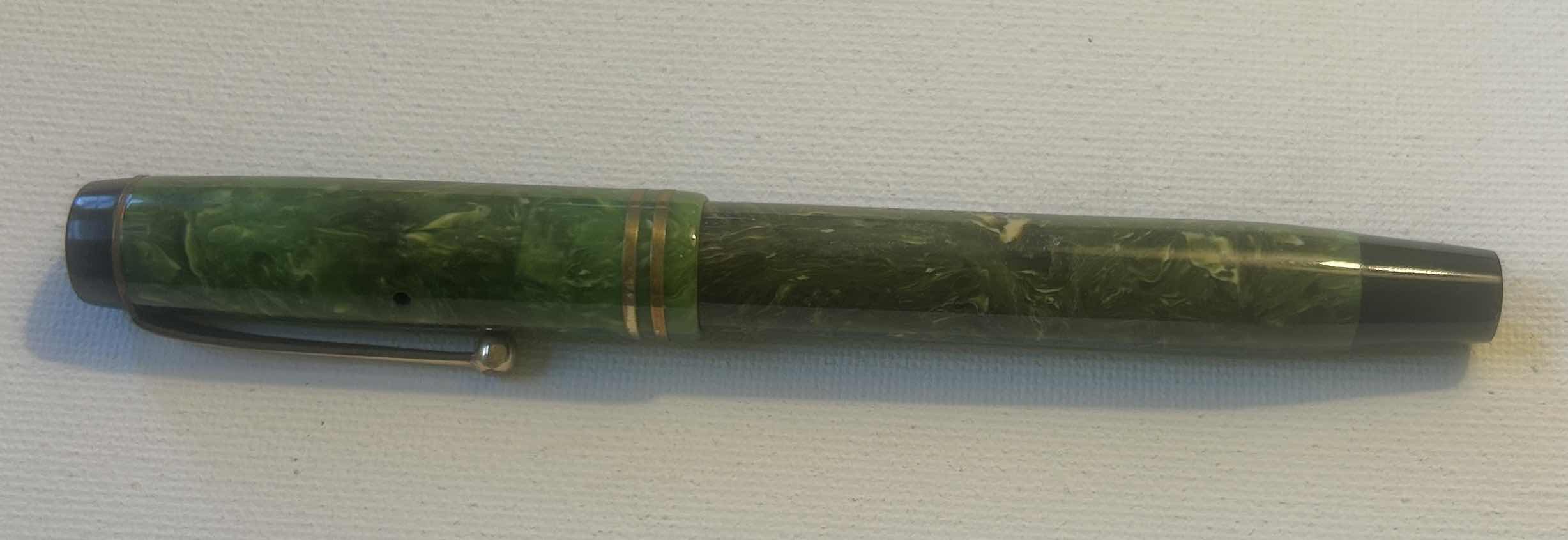 Photo 1 of  VINTAGE PARKER DUOFOLD FOUNTAIN PEN IN JADE GREEN