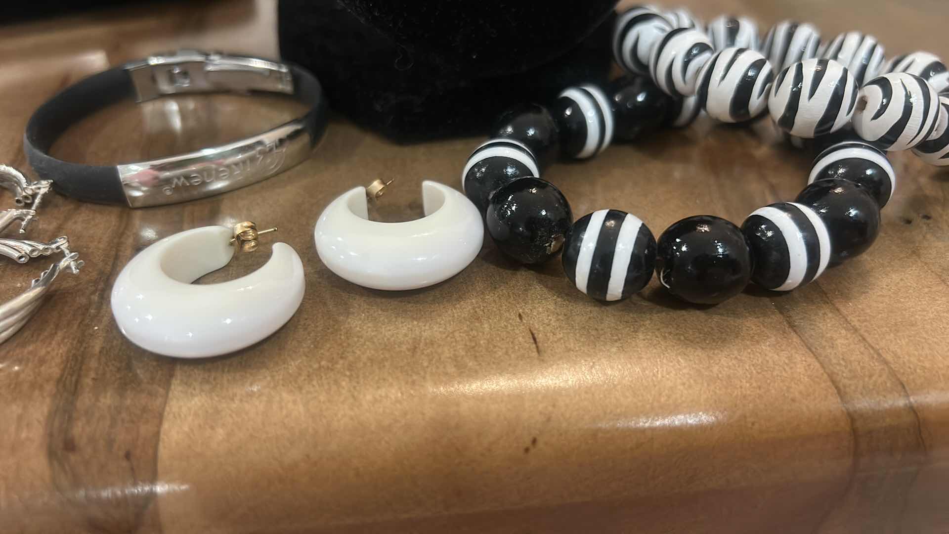 Photo 1 of FASHION JEWELRY - 1 NECKLACE, 3 EARRINGS AND 3 BRACELETS