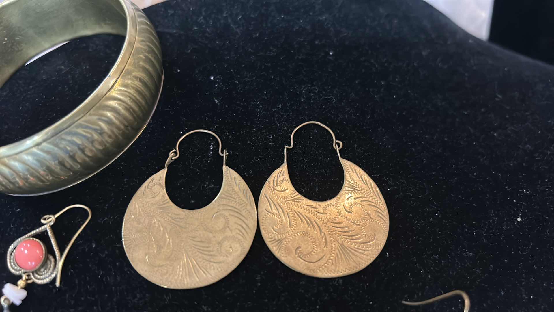 Photo 1 of FASHION JEWELRY - 5 PAIRS OF EARRINGS AND 1 BRACELET