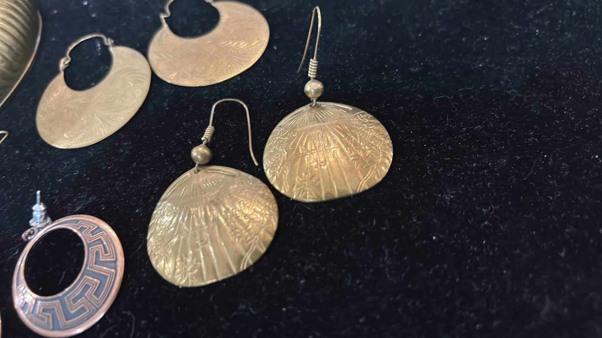 Photo 1 of FASHION JEWELRY - 5 PAIRS OF EARRINGS AND 1 BRACELET