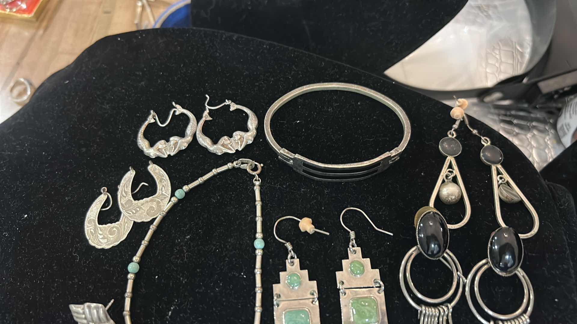 Photo 1 of FASHION JEWELRY - 6 PAIRS EARRINGS ANF 2 BRACELETS