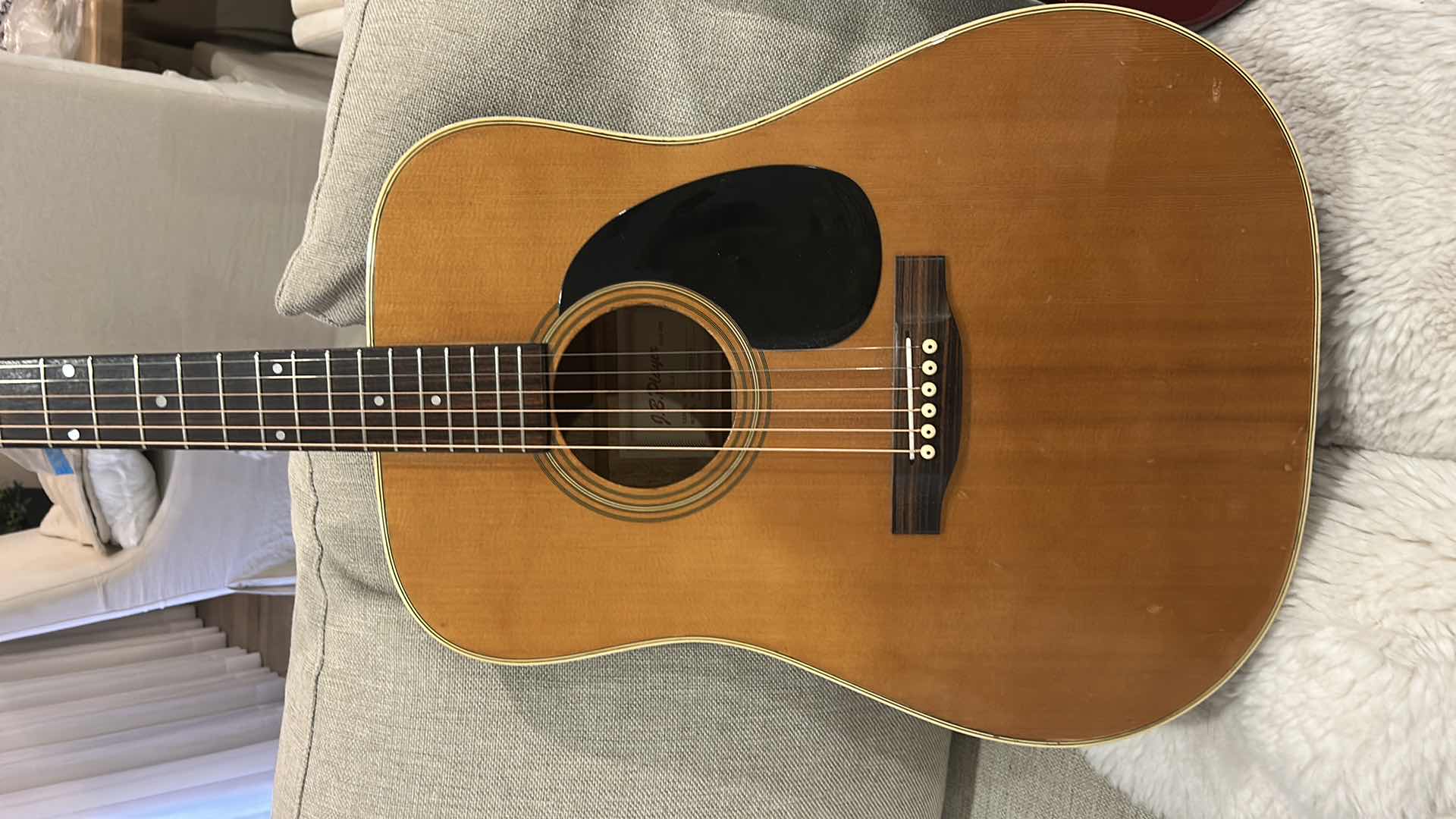 Photo 1 of JB PLAYER DREADNAUGHT GUITAR
ABOUT 34 YEARS OLD WELL WORN AND PLAYEDMOST PROBABLY A VENEER ROSEWOOD BACK AND SIDE WITH A SPRUCE TOPWOOD IS SEPARATING IN THE UPPER AND LOWER BOUTS GOTOH LOCKING GOLD TUNERS