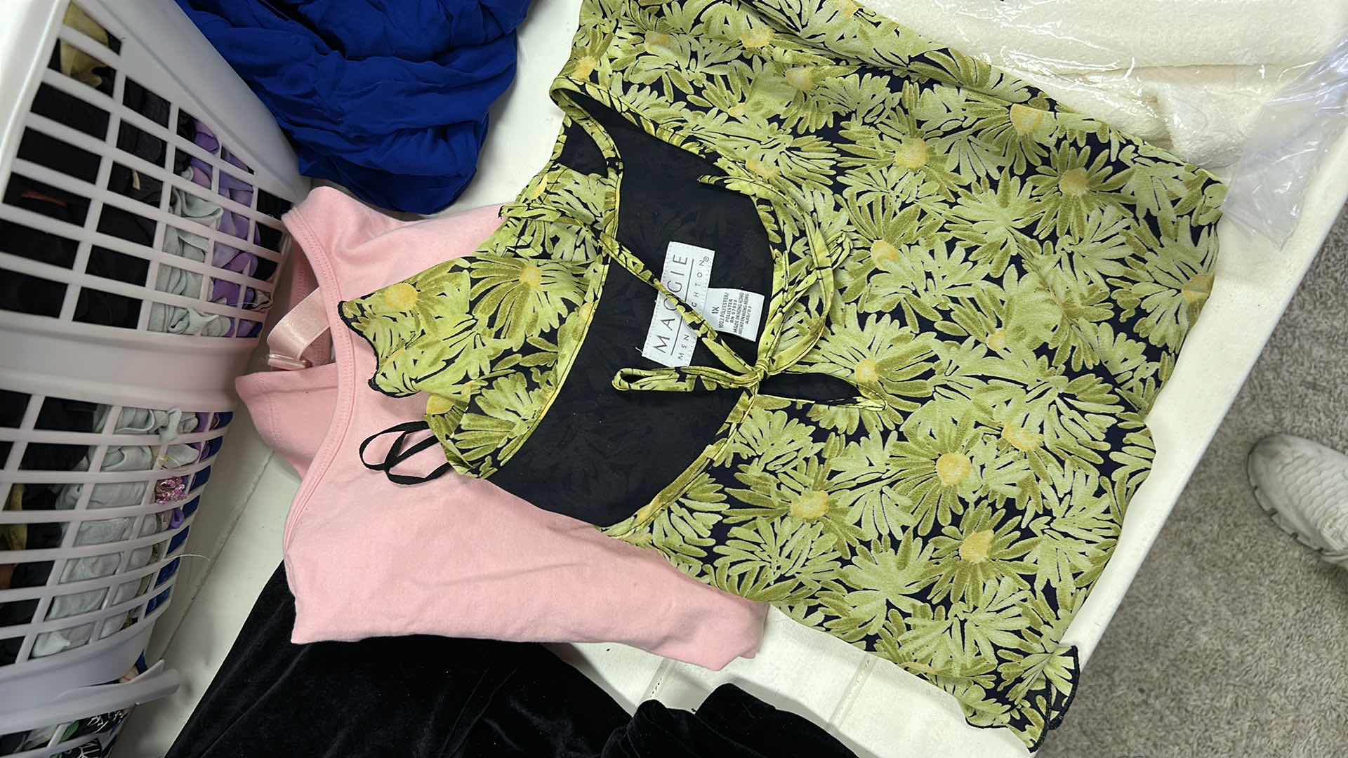 Photo 1 of TOTE - FULL OF XL, XXL WOMENSWEAR, JOHNNY WAS, CHICOS AND MORE