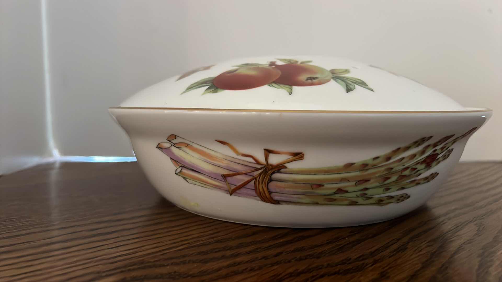 Photo 5 of EVESHAM MADE IN ENGLAND FRUIT DESIGN SERVING BOWL W LID