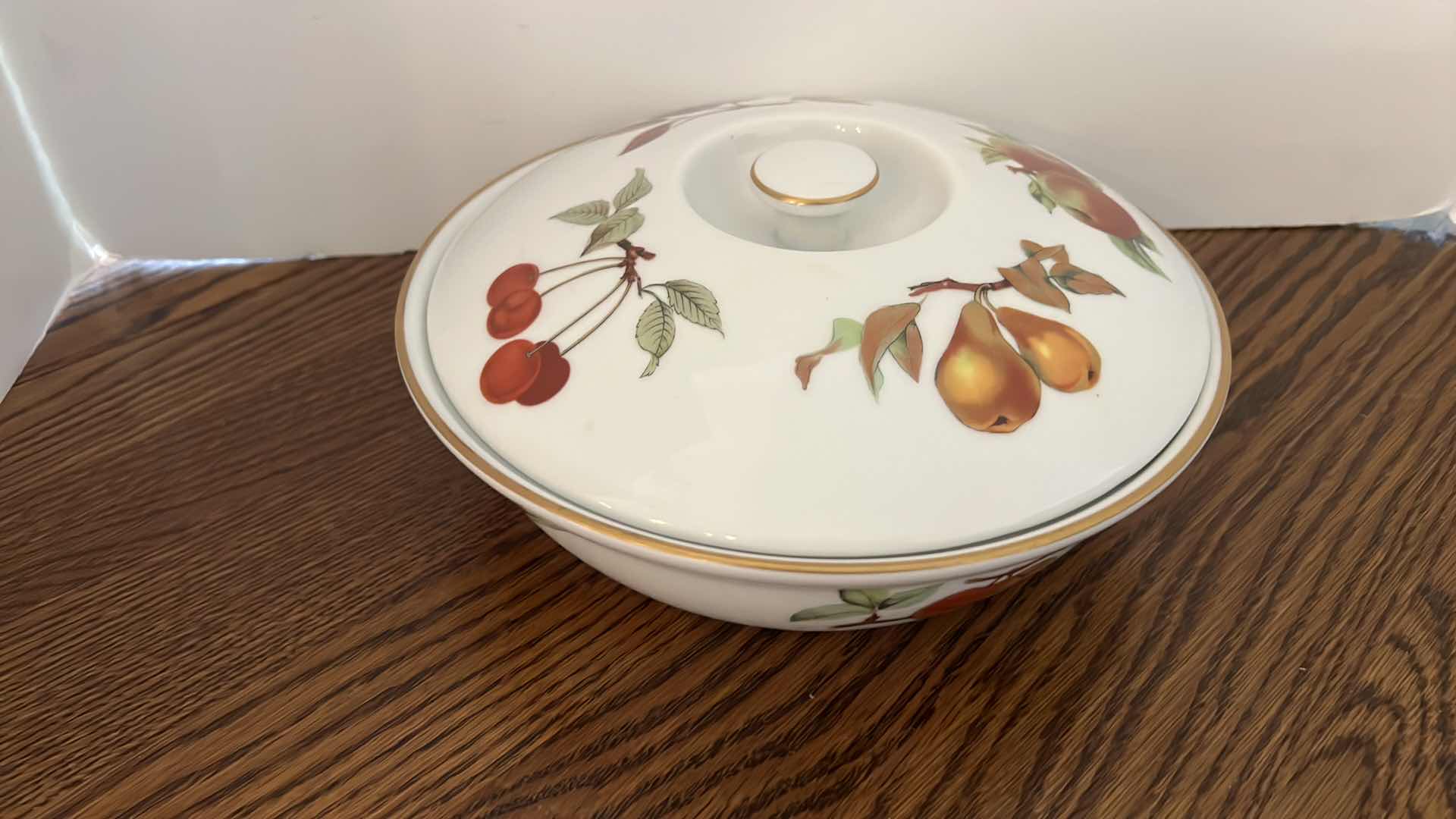 Photo 1 of EVESHAM MADE IN ENGLAND FRUIT DESIGN SERVING BOWL W LID