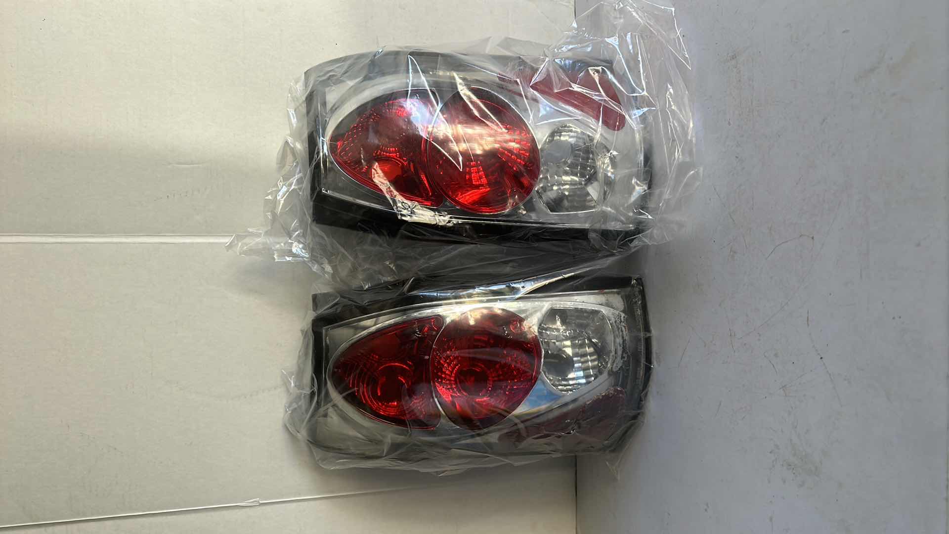 Photo 4 of NIB SET OF TAILLIGHTS FOR 02-06 SATURN VUE