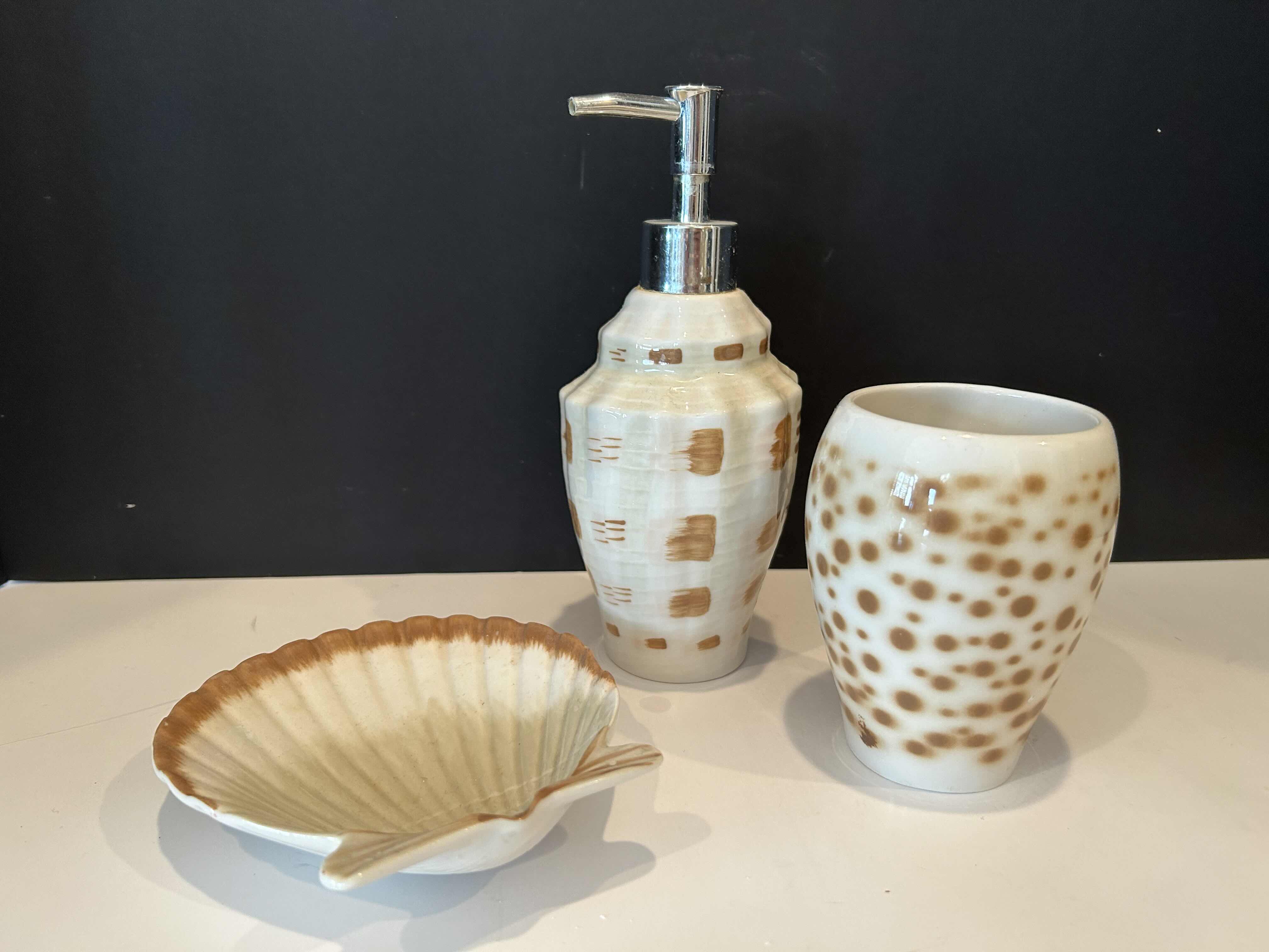 Photo 1 of 3 PIECE BATHROOM SET IN SHELL DESIGNS