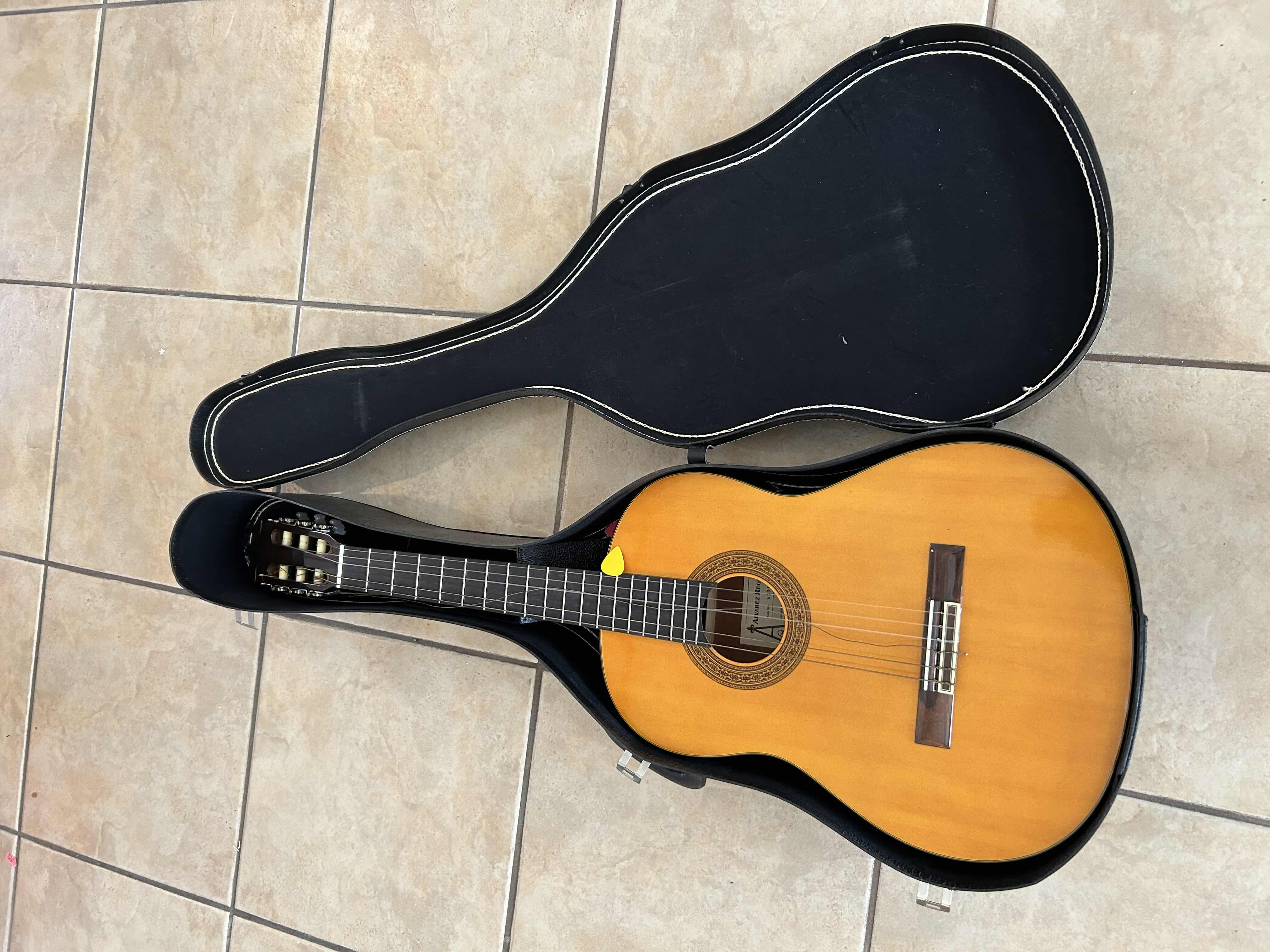 Photo 1 of ALVAREZ REGENT 5201 CLASSICAL NYLON STRING GUITAR WITH CASE

$175.00