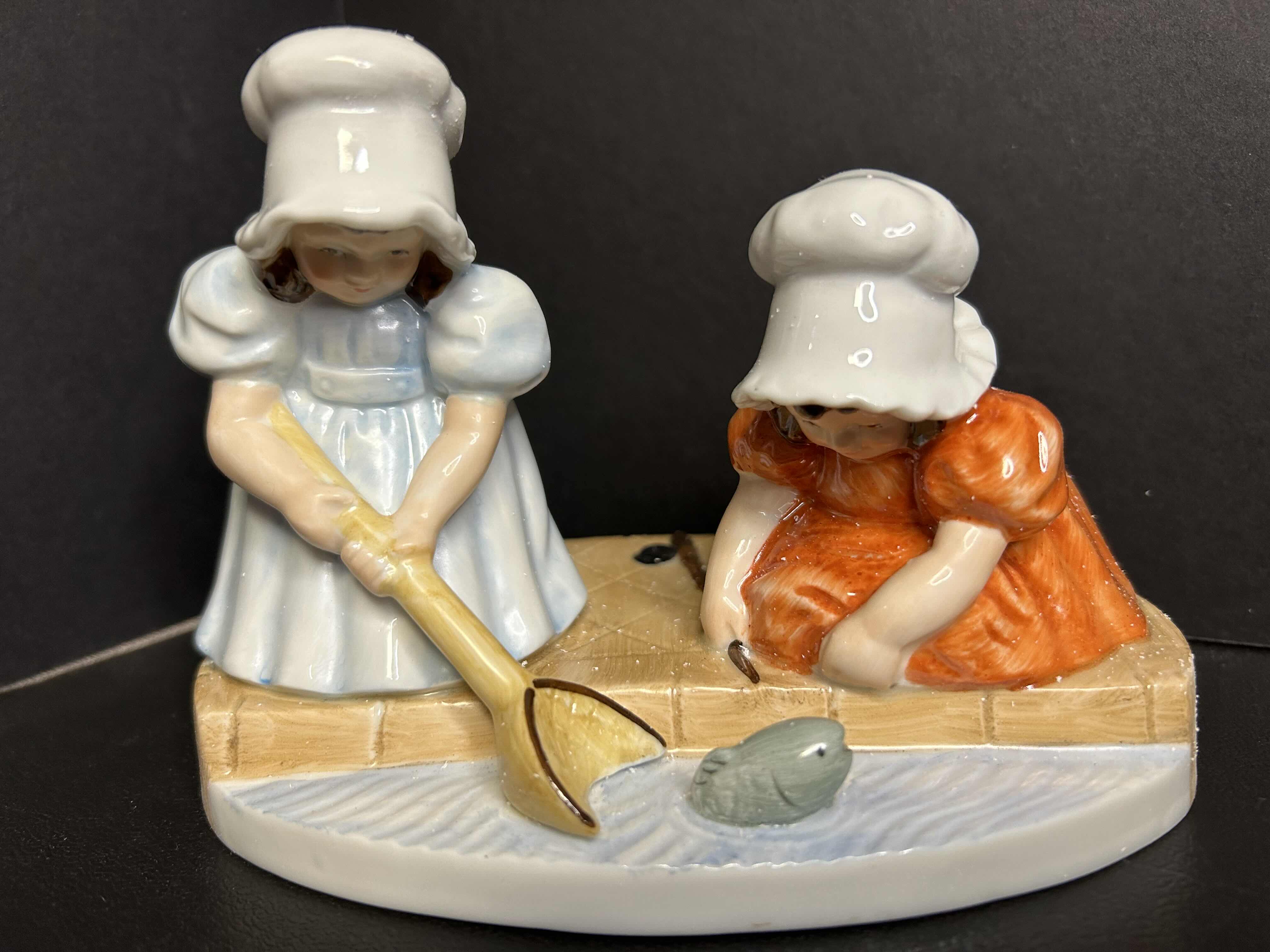 Photo 1 of HOME DECOR SUN BONNET BABIES "SUNDAY FISHING" STATUE. 3"

