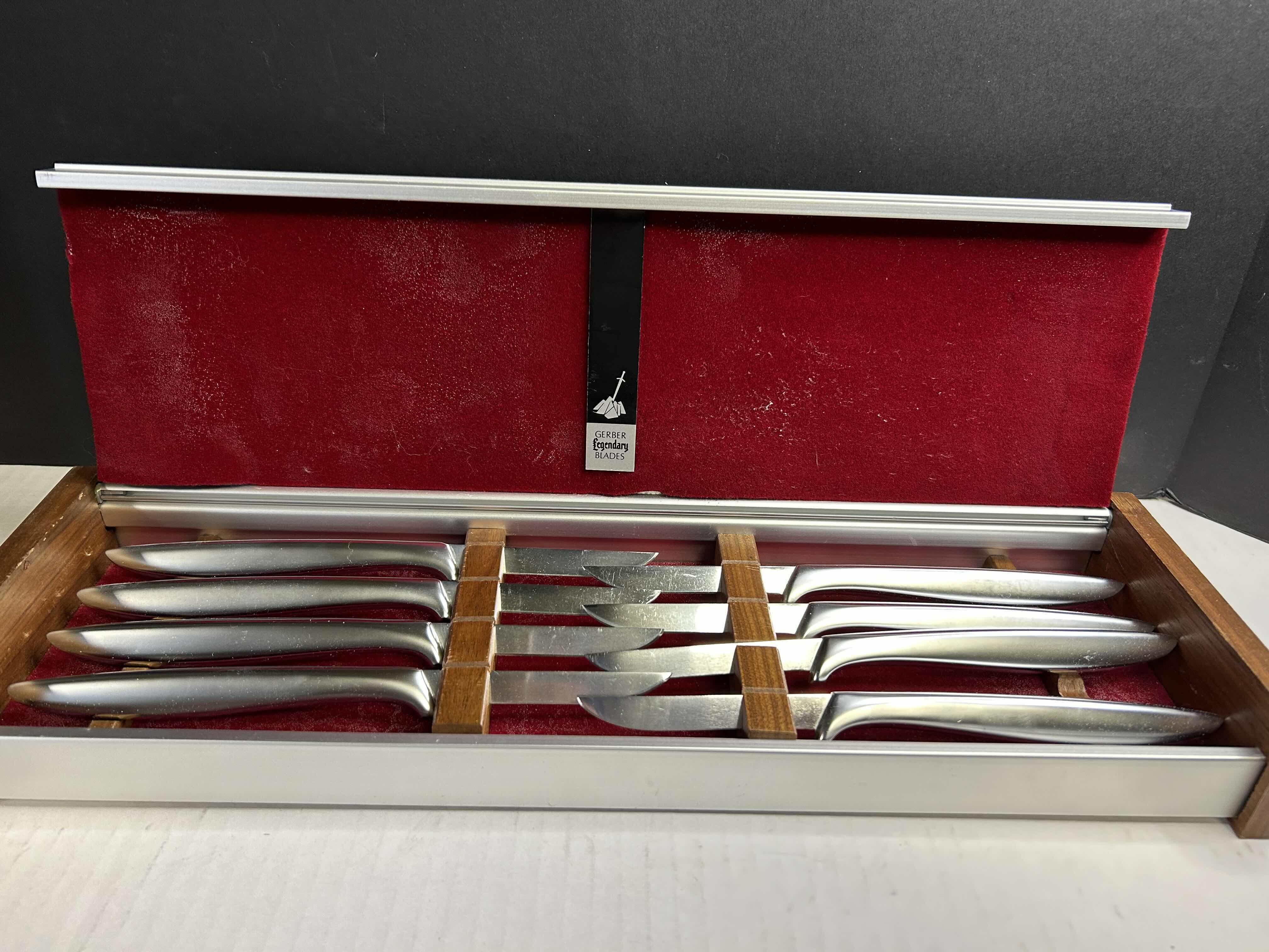 Photo 2 of GERBER LEGENDARY BLADES CARVING + 8 STEAK KNIFE SET IN CASE
