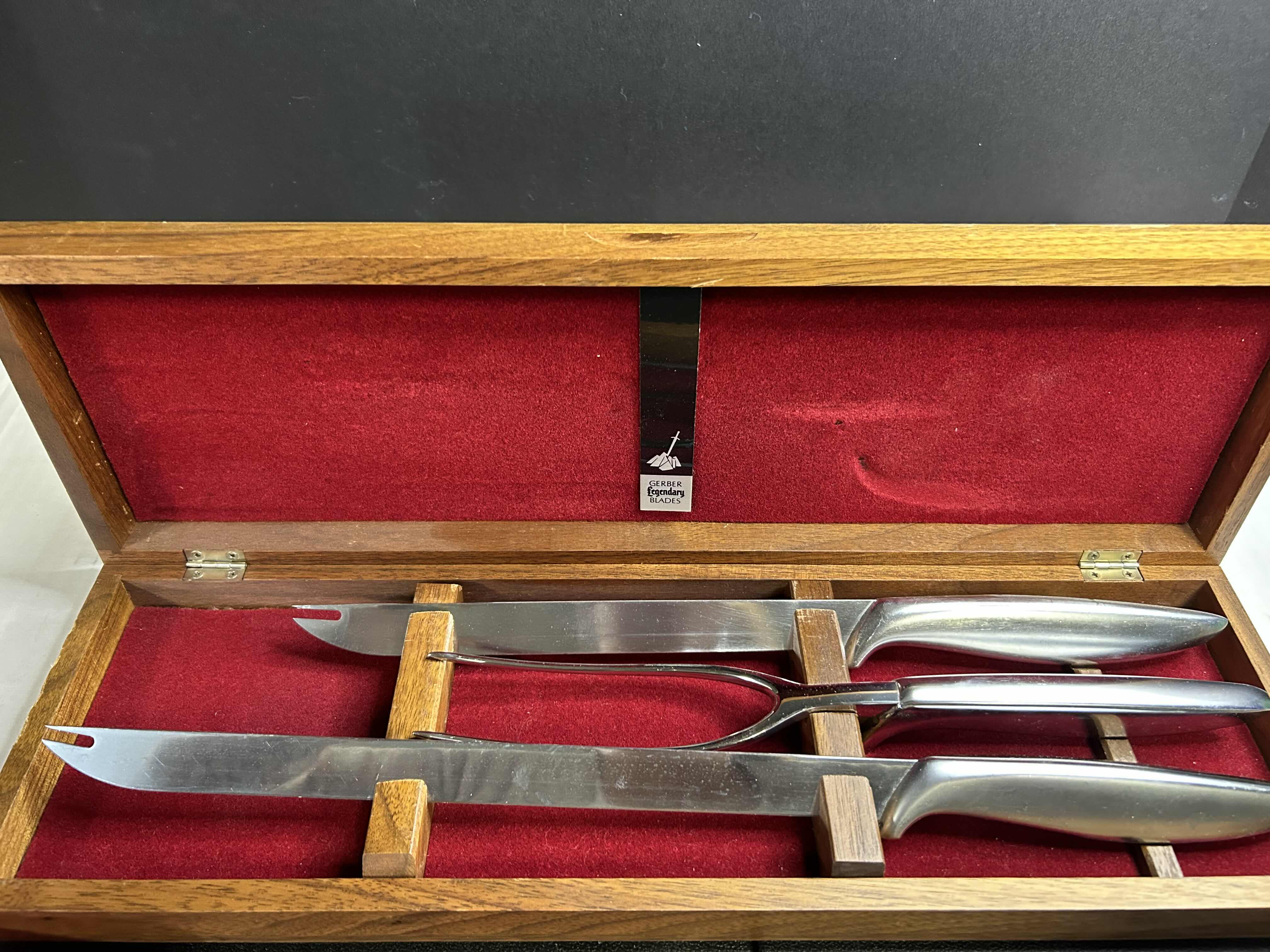 Photo 1 of GERBER LEGENDARY BLADES CARVING + 8 STEAK KNIFE SET IN CASE
