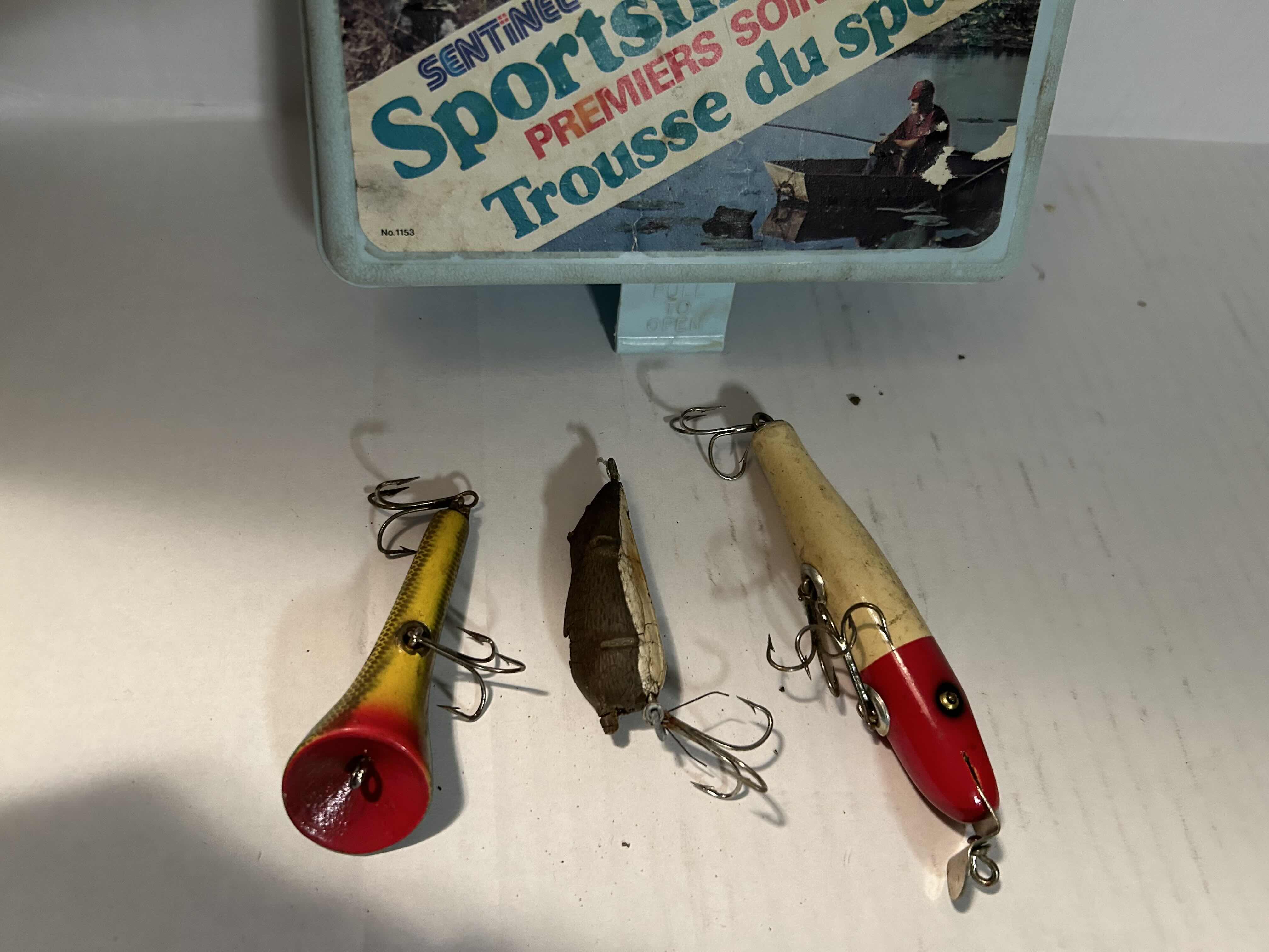 Photo 2 of VINTAGE FIRST AID BOX (EMPTY) AND 3 LURES 

1. RARE VINTAGE BERRY LEBECK MFG. CO. OZARK YELLOW TALKY TOPPER FISHING LURE
2. VINTAGE CREEK CHUB PIKIE FISHING LURE SURFSTER 
3. VINTAGE P & K SWIMMING MOUSE LURE

100.00