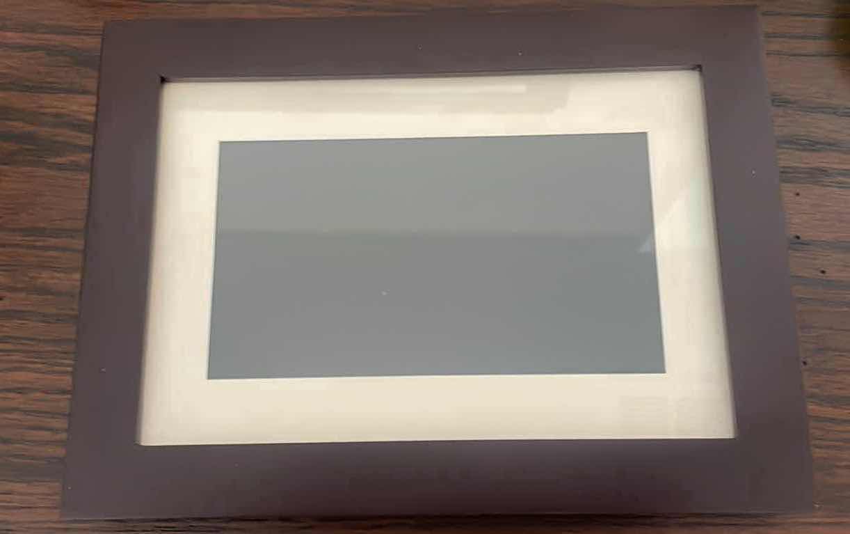 Photo 2 of SYLVANIA 7” DIGITAL PICTURE FRAME