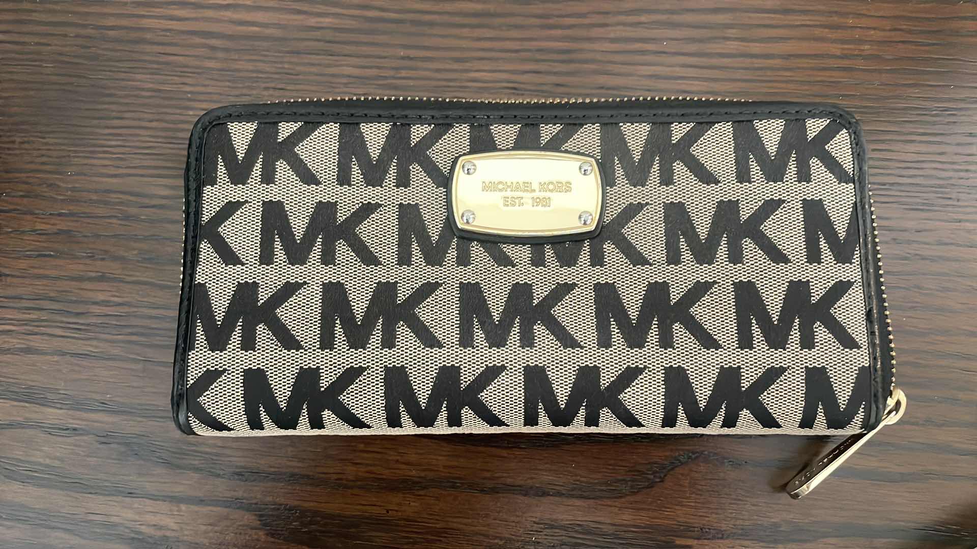 Photo 2 of MICHAEL KORS WOMENS WALLET 8”