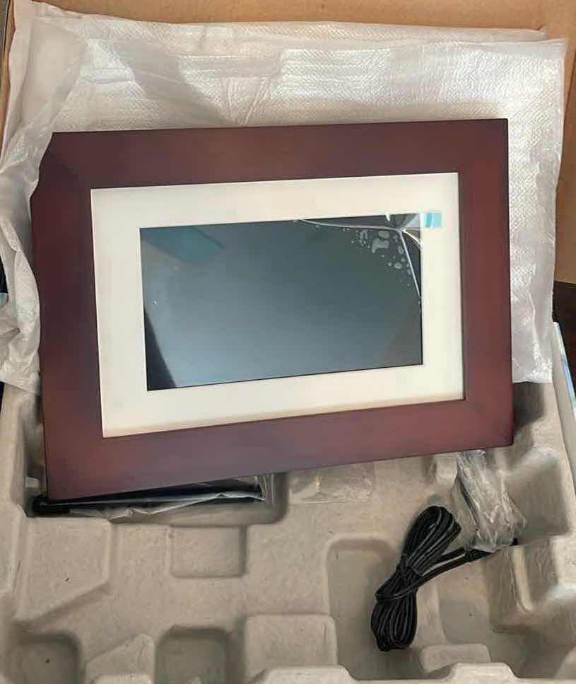 Photo 4 of SHOMI 7” DIGITAL PICTURE FRAME NEW IN BOX